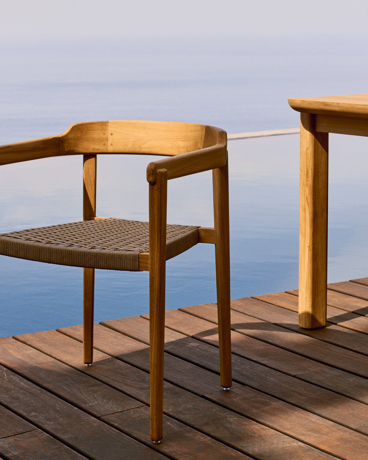 Stapelbarer Stuhl Icaro aus massivem Teakholz mit natürlichem Finish und beigem Seil FSC 100% in Natur, Grau präsentiert im Onlineshop von KAQTU Design AG. Gartenstuhl mit Armlehnen ist von Kave Home