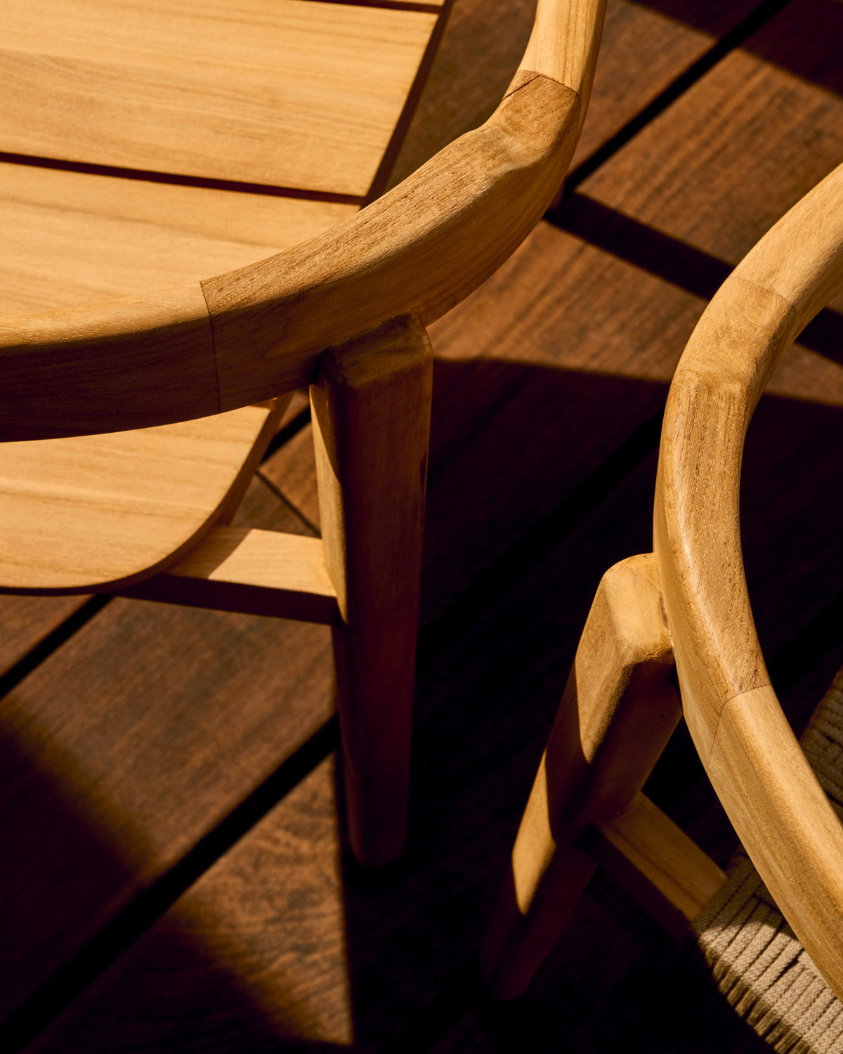 Stapelbarer Stuhl Icaro aus massivem Teakholz mit natürlichem Finish FSC 100% in Natur präsentiert im Onlineshop von KAQTU Design AG. Gartenstuhl mit Armlehnen ist von Kave Home