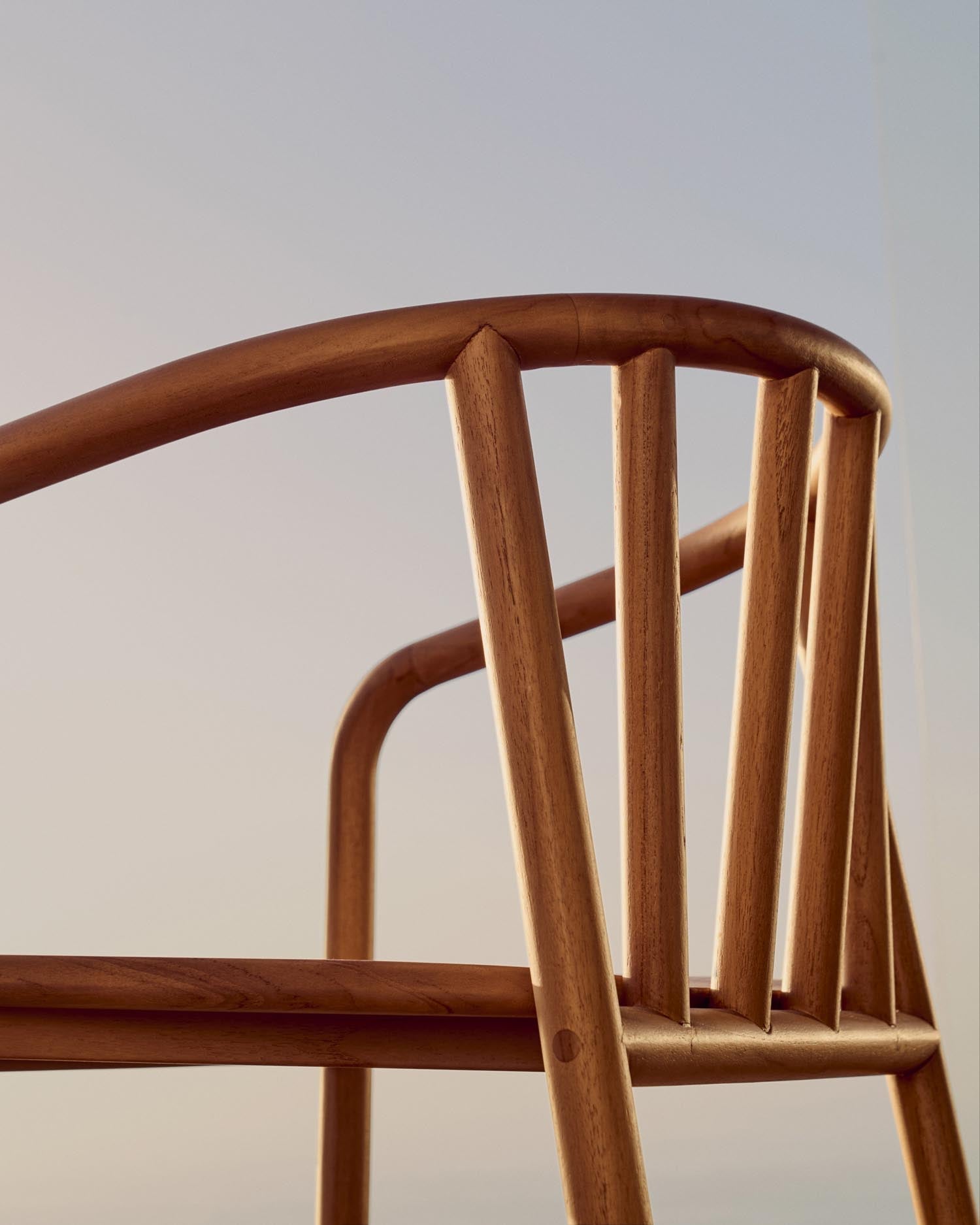 Stapelbarer Outdoor-Stuhl aus massivem FSC-zertifiziertem Teakholz, ideal für Garten oder Terrasse, von Kave Home.