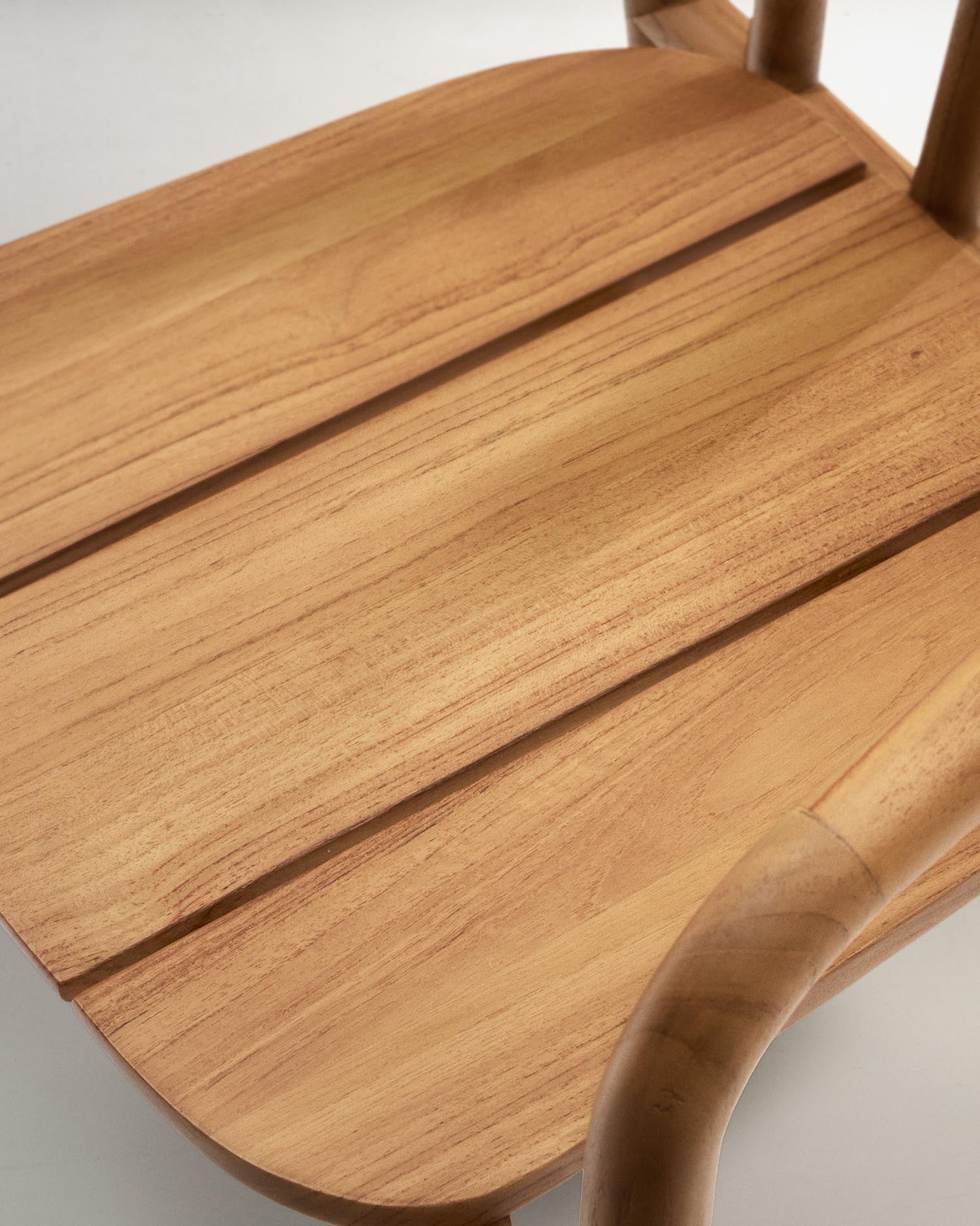 Outdoor-Stuhl aus FSC-zertifiziertem Teakholz, stapelbar und robust, perfekt für Garten oder Terrasse, von Kave Home.