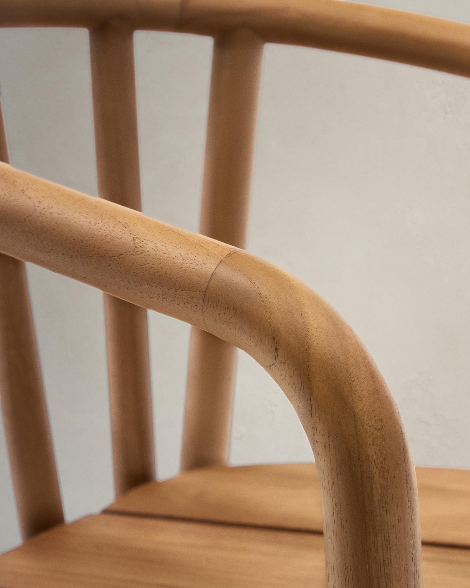 Stapelbarer Outdoor-Stuhl aus massivem FSC-Teakholz, ideal für Garten oder Terrasse, langlebig und stilvoll von Kave Home.