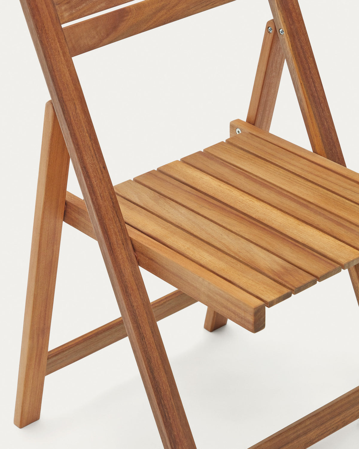Sadirar Outdoor Klappstuhl aus massivem Akazienholz FSC 100% in Natur präsentiert im Onlineshop von KAQTU Design AG. Gartenstuhl mit Armlehnen ist von Kave Home