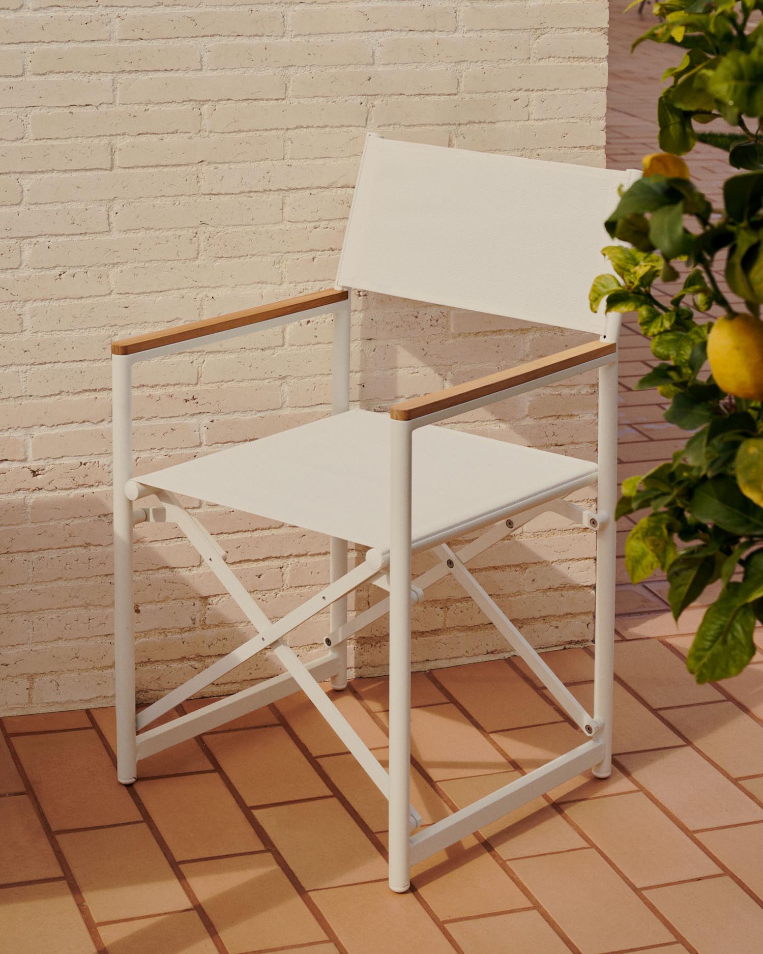 Eleganter Llado Klappstuhl aus Aluminium und Teakholz, ideal für den Außenbereich. Robust, stilvoll und wetterfest in Weiß.