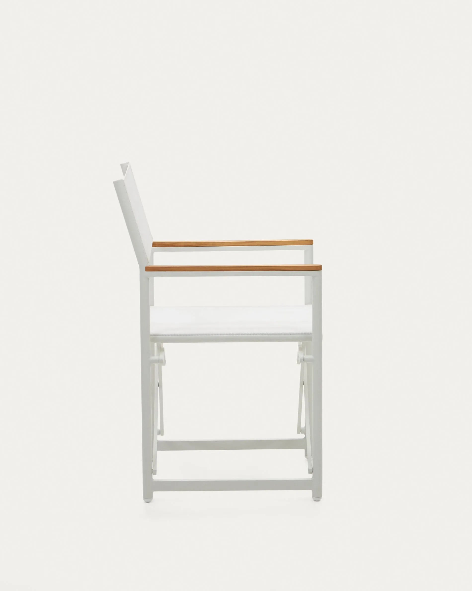 Eleganter Llado Klappstuhl aus Aluminium und Teakholz, ideal für den Außenbereich. Robust, wetterfest und in modernem Weiß gestaltet.