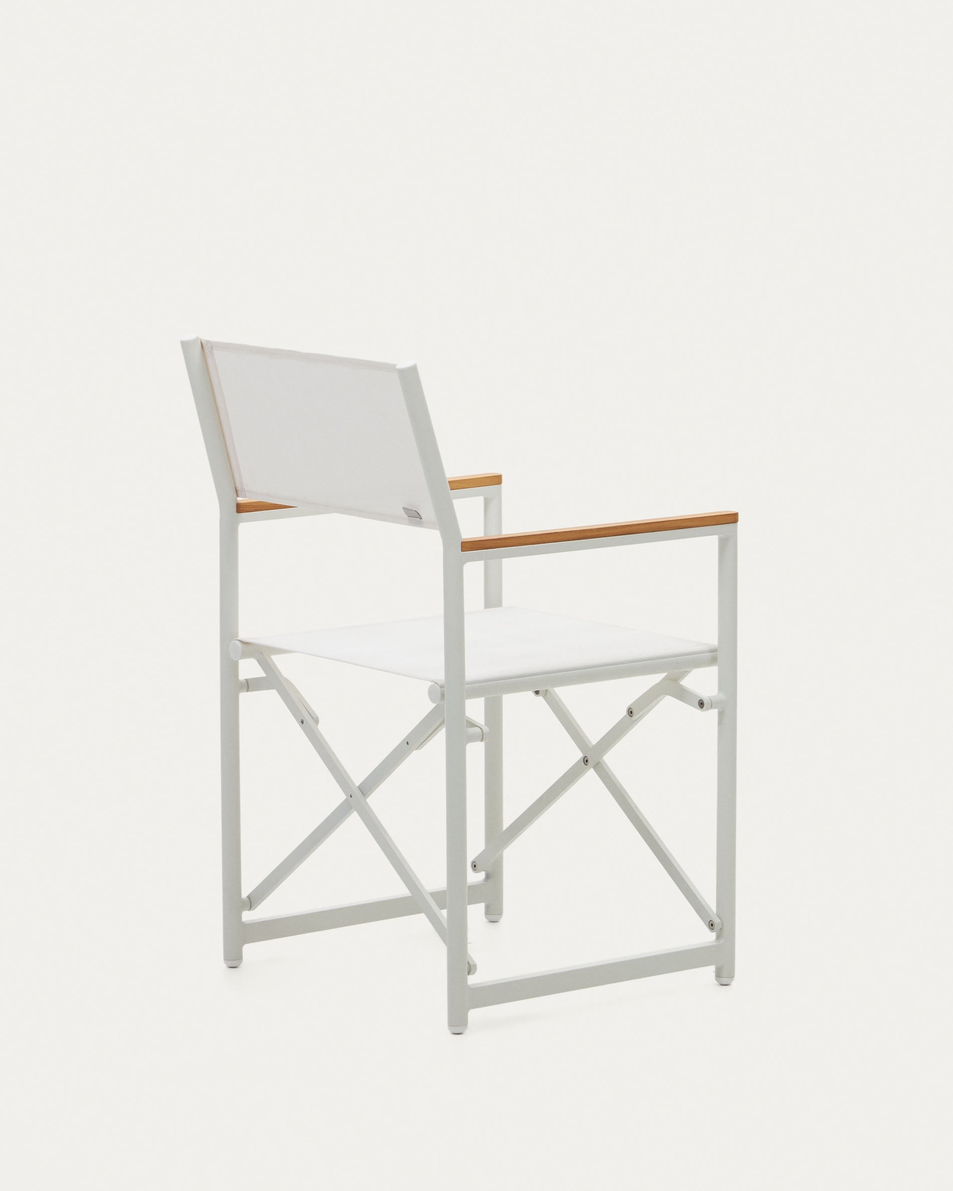 Moderner Llado Klappstuhl aus Aluminium und Teakholz, perfekt für draußen. Wetterfest, robust und in stilvollem Weiß designt.