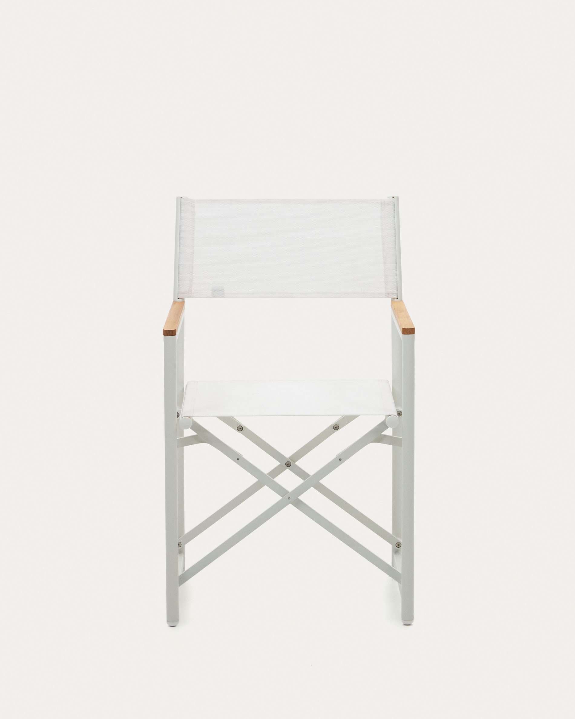 Eleganter Llado Klappstuhl aus Aluminium und Teakholz, ideal für den Außenbereich. Wetterbeständig, robust und in modernem Weiß gehalten.