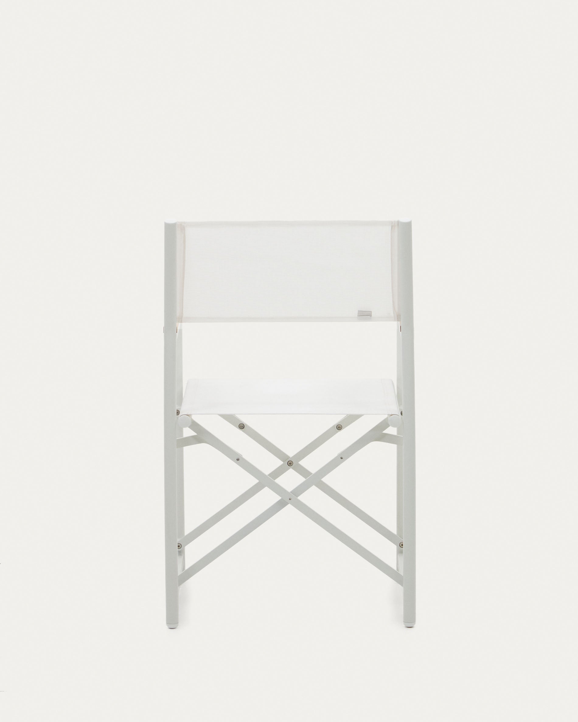 Moderner Llado Klappstuhl aus Aluminium und Teakholz, perfekt für draußen. Wetterfest, stabil und in stilvollem Weiß gestaltet.