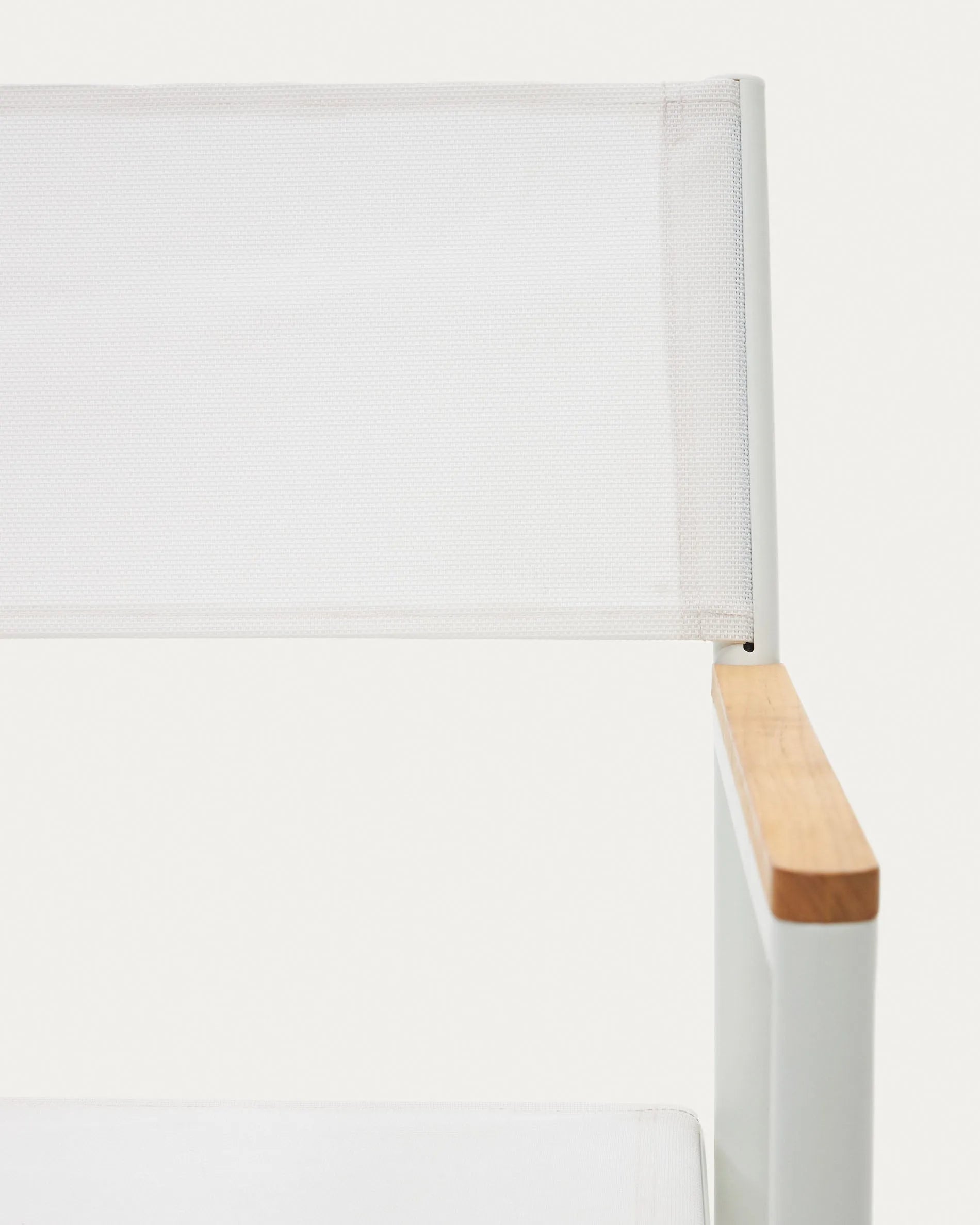 Moderner Llado Klappstuhl aus Aluminium und Teakholz, perfekt für draußen. Wetterbeständig, stilvoll und in elegantem Weiß.