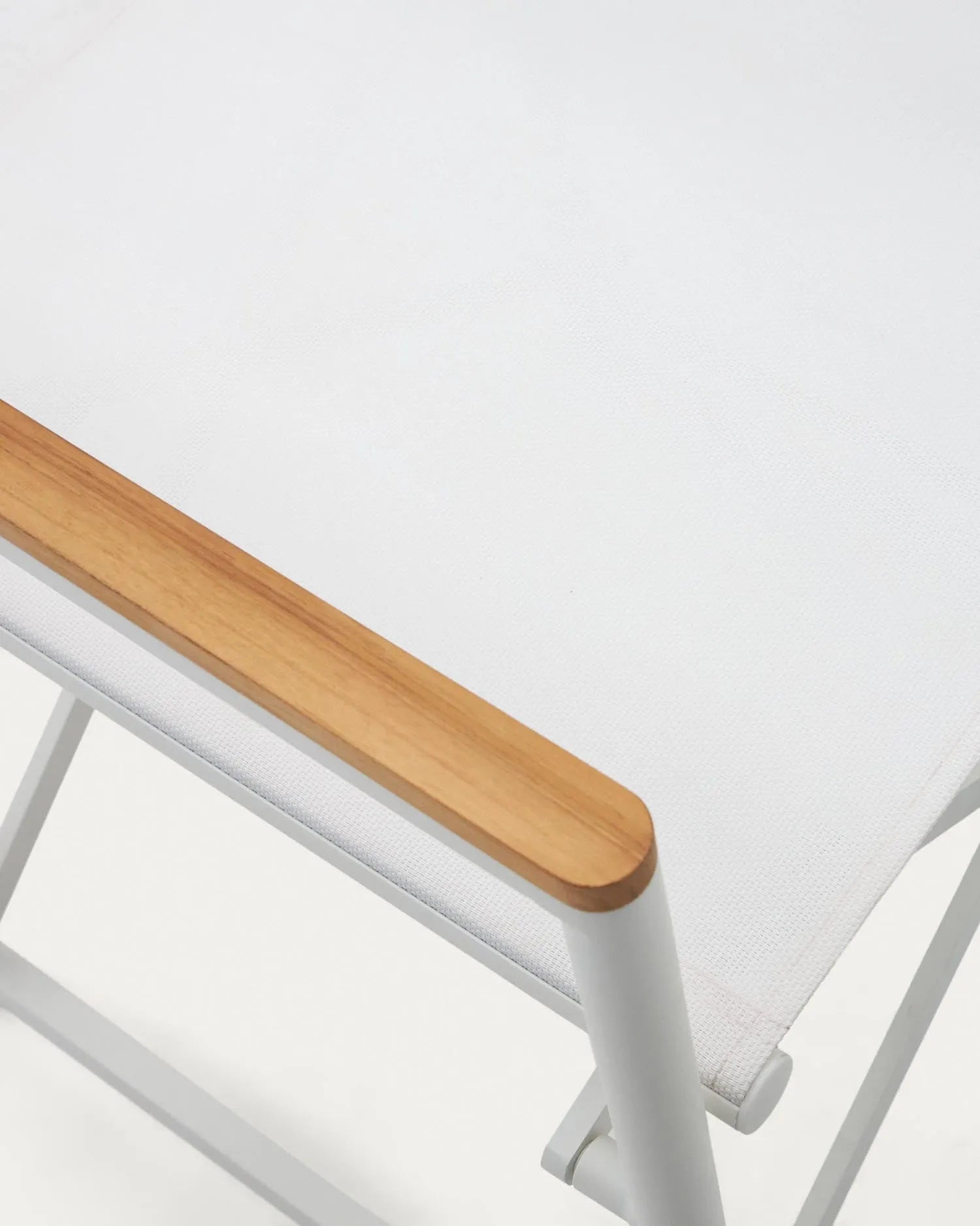 Eleganter Llado Klappstuhl aus Aluminium und Teakholz, ideal für den Außenbereich. Robust, wetterfest und in stilvollem Weiß gehalten.