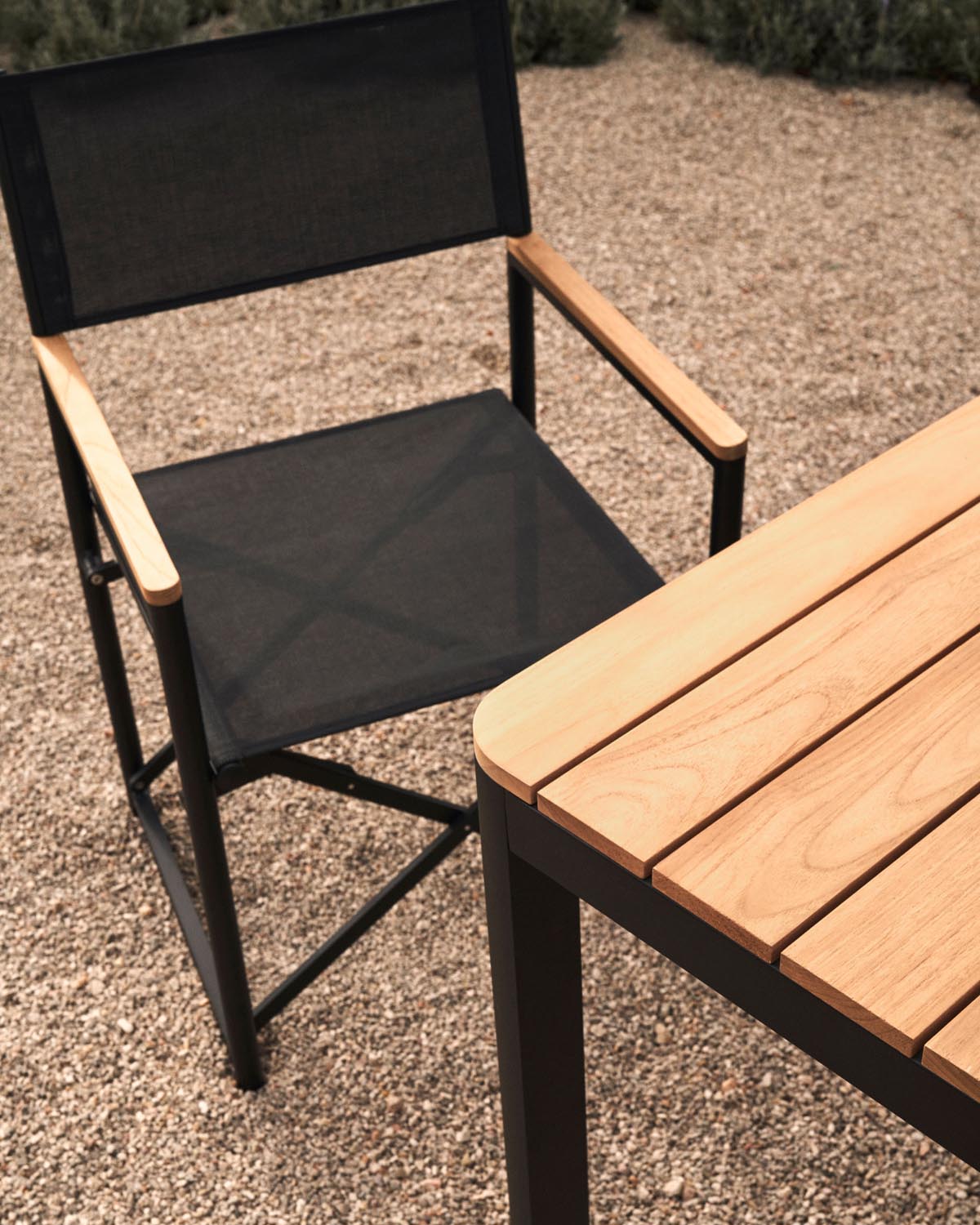 Llado Klappstuhl 100% outdoor aus Aluminium in Schwarz und massivem Teakholz in Schwarz, Natur präsentiert im Onlineshop von KAQTU Design AG. Gartenstuhl mit Armlehnen ist von Kave Home