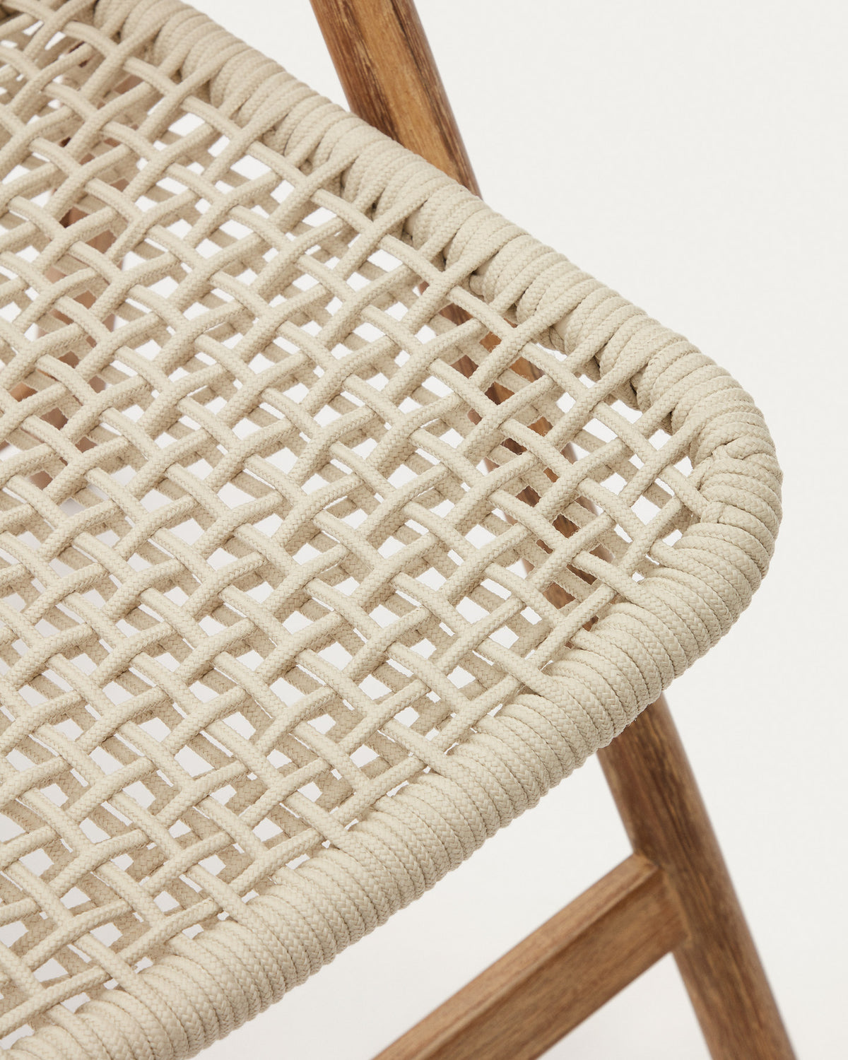 Klappstuhl Dandara aus Akazienmassivholz und einer Stahlstruktur mit geflochtener Sitzfläche in Weiss FSC 100% in Natur, Ecru präsentiert im Onlineshop von KAQTU Design AG. Gartenstuhl ist von Kave Home