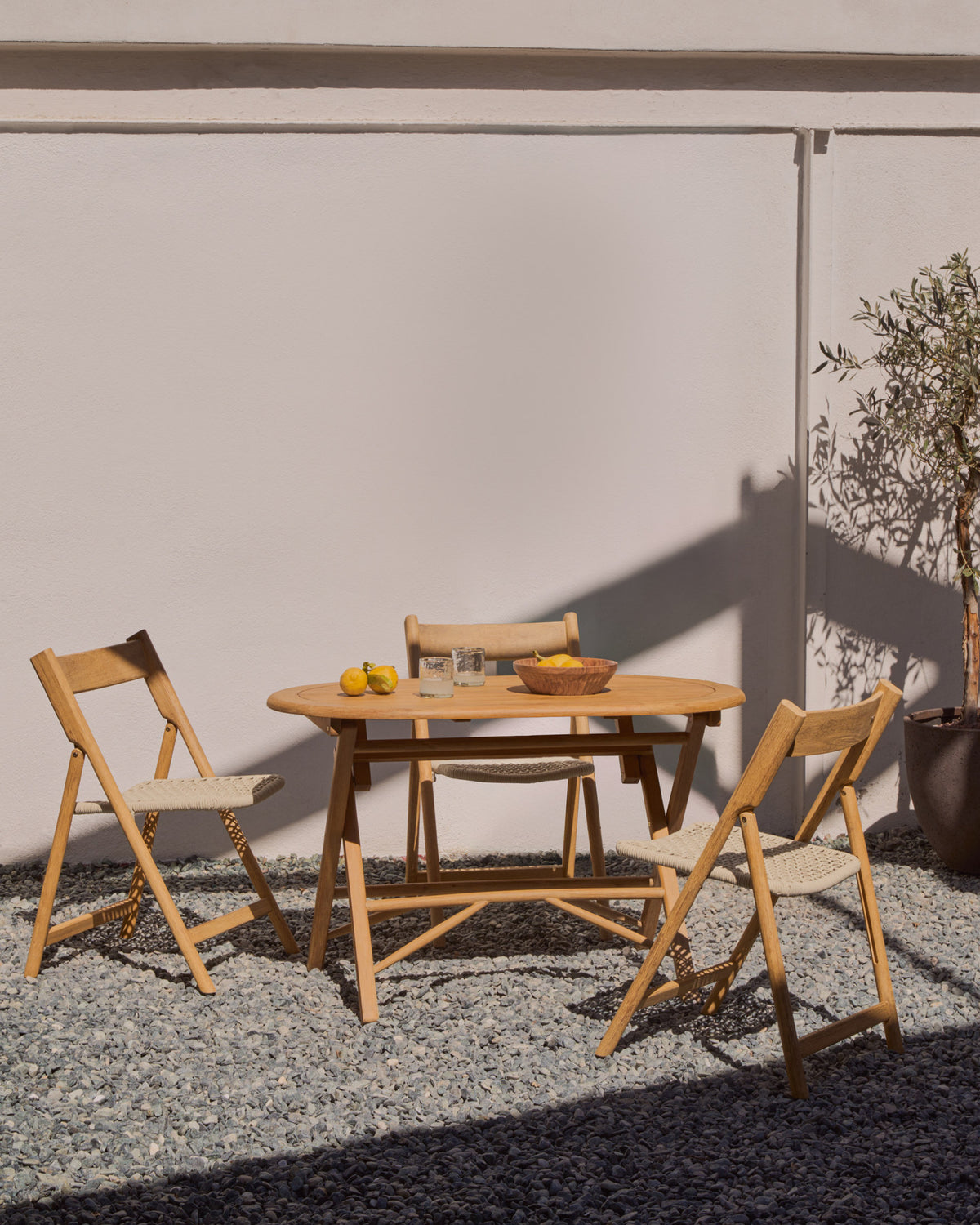 Klappstuhl Dandara aus Akazienmassivholz und einer Stahlstruktur mit geflochtener Sitzfläche in Weiss FSC 100% in Natur, Ecru präsentiert im Onlineshop von KAQTU Design AG. Gartenstuhl ist von Kave Home