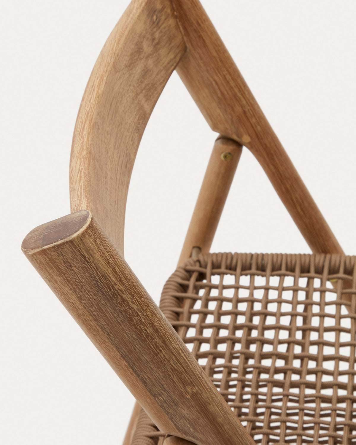 Klappstuhl Dandara aus Akazienmassivholz und einer Stahlstruktur mit geflochtener Sitzfläche in beige FSC 100% in Natur, Beige präsentiert im Onlineshop von KAQTU Design AG. Gartenstuhl ist von Kave Home