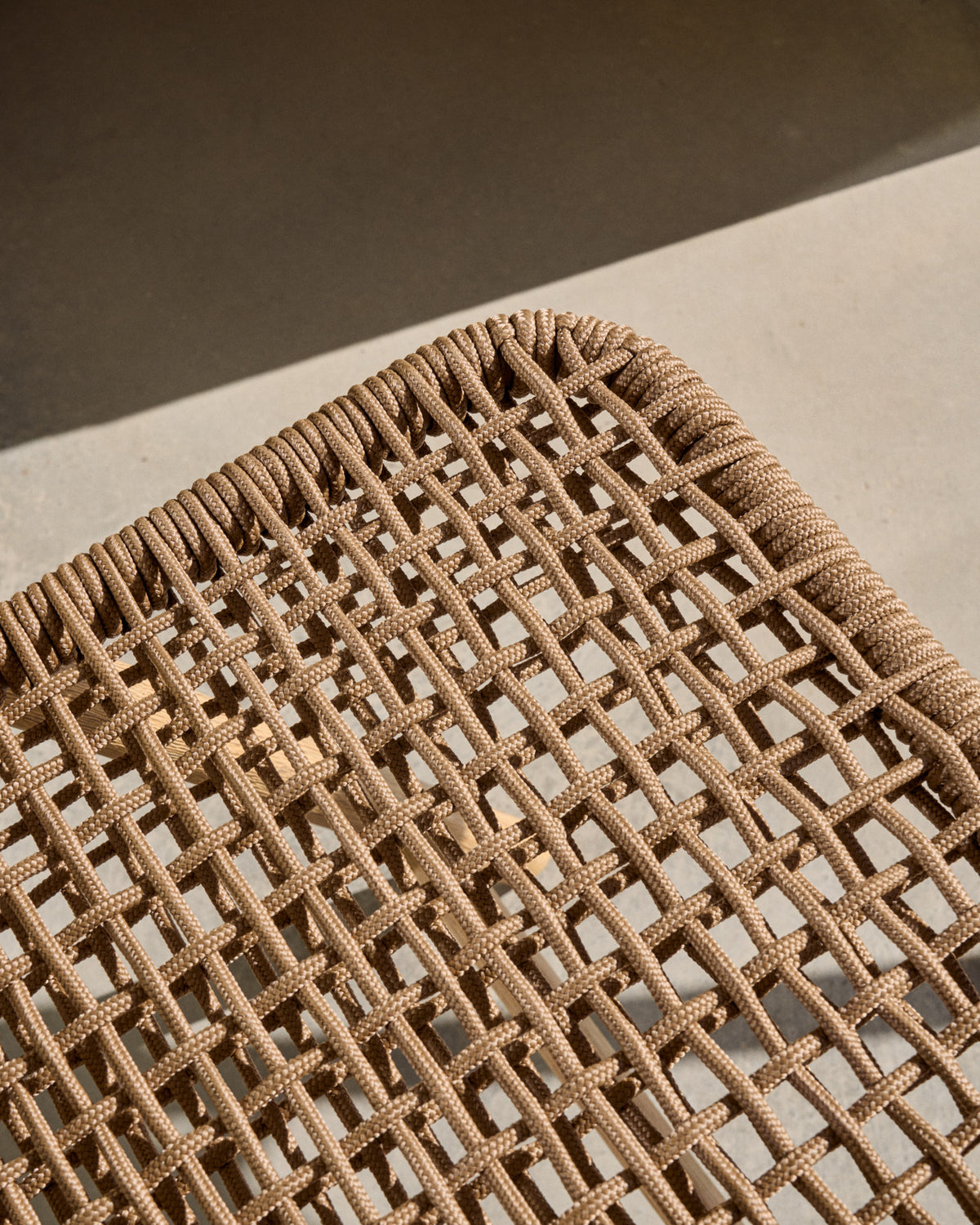 Klappstuhl Dandara aus Akazienmassivholz und einer Stahlstruktur mit geflochtener Sitzfläche in beige FSC 100% in Natur, Beige präsentiert im Onlineshop von KAQTU Design AG. Gartenstuhl ist von Kave Home