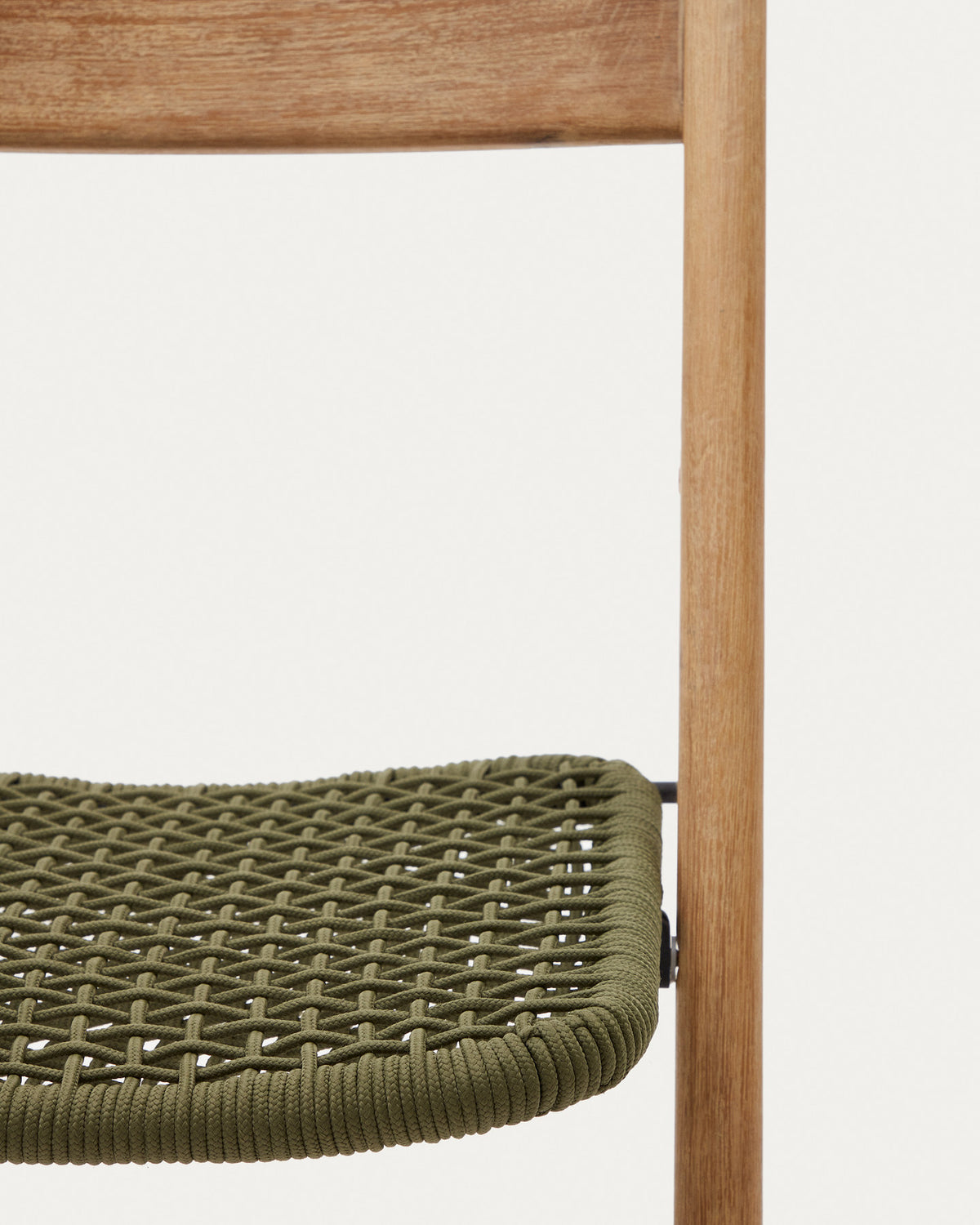 Klappstuhl Dandara aus Akazienmassivholz und einer Stahlstruktur mit geflochtener Sitzfläche in grün FSC 100% in Natur, Grün präsentiert im Onlineshop von KAQTU Design AG. Gartenstuhl ist von Kave Home