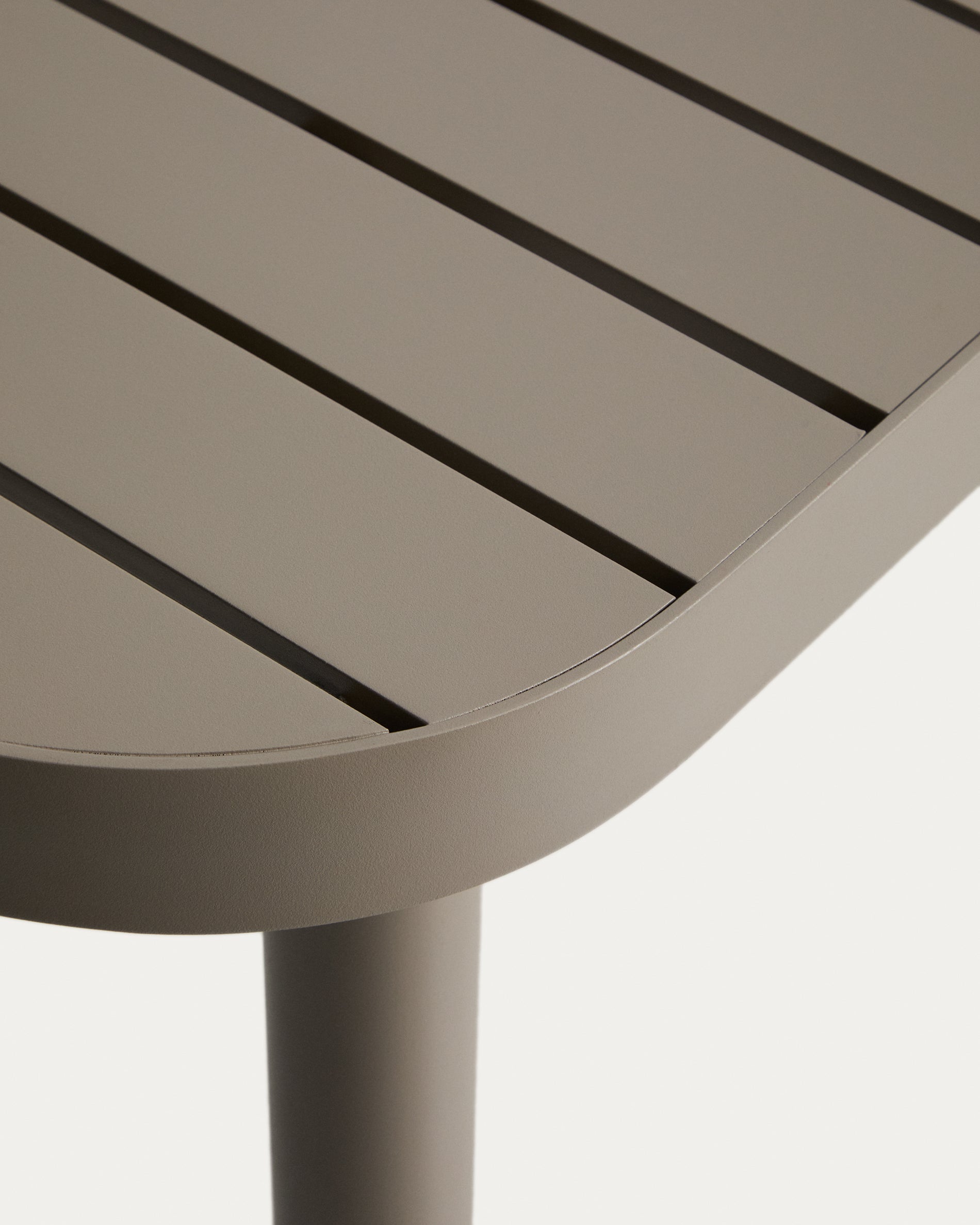 Moderner Gartentisch Joncols aus langlebigem Aluminium in taupe, perfekt für entspannte Stunden im Freien, Maße 180 x 90 cm.