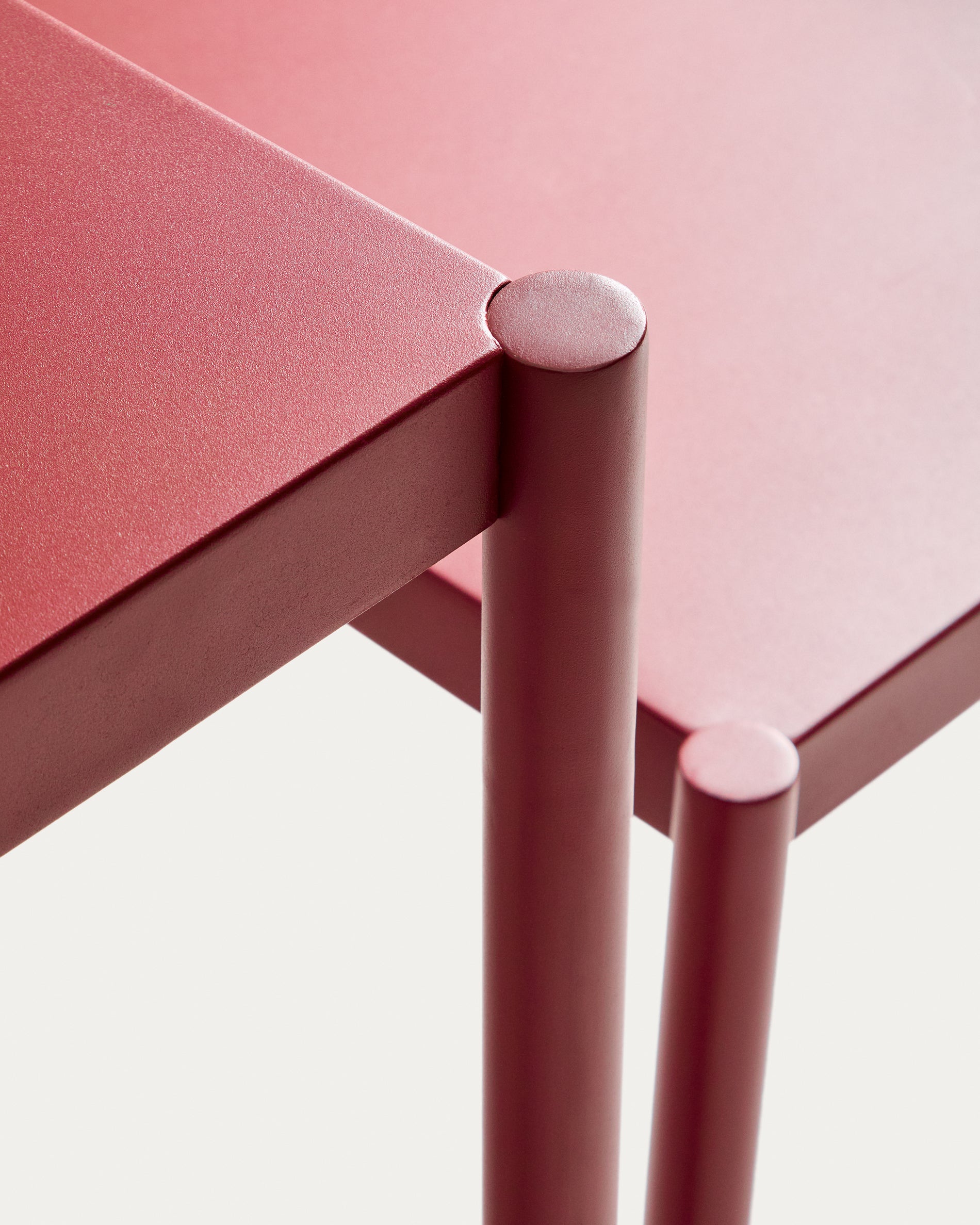 Sotil Set aus 2 Bänken und Tisch aus verzinktem Stahl mit granatfarbenem Finish 183 x 83 cm in  präsentiert im Onlineshop von KAQTU Design AG. Gartentischset ist von Kave Home