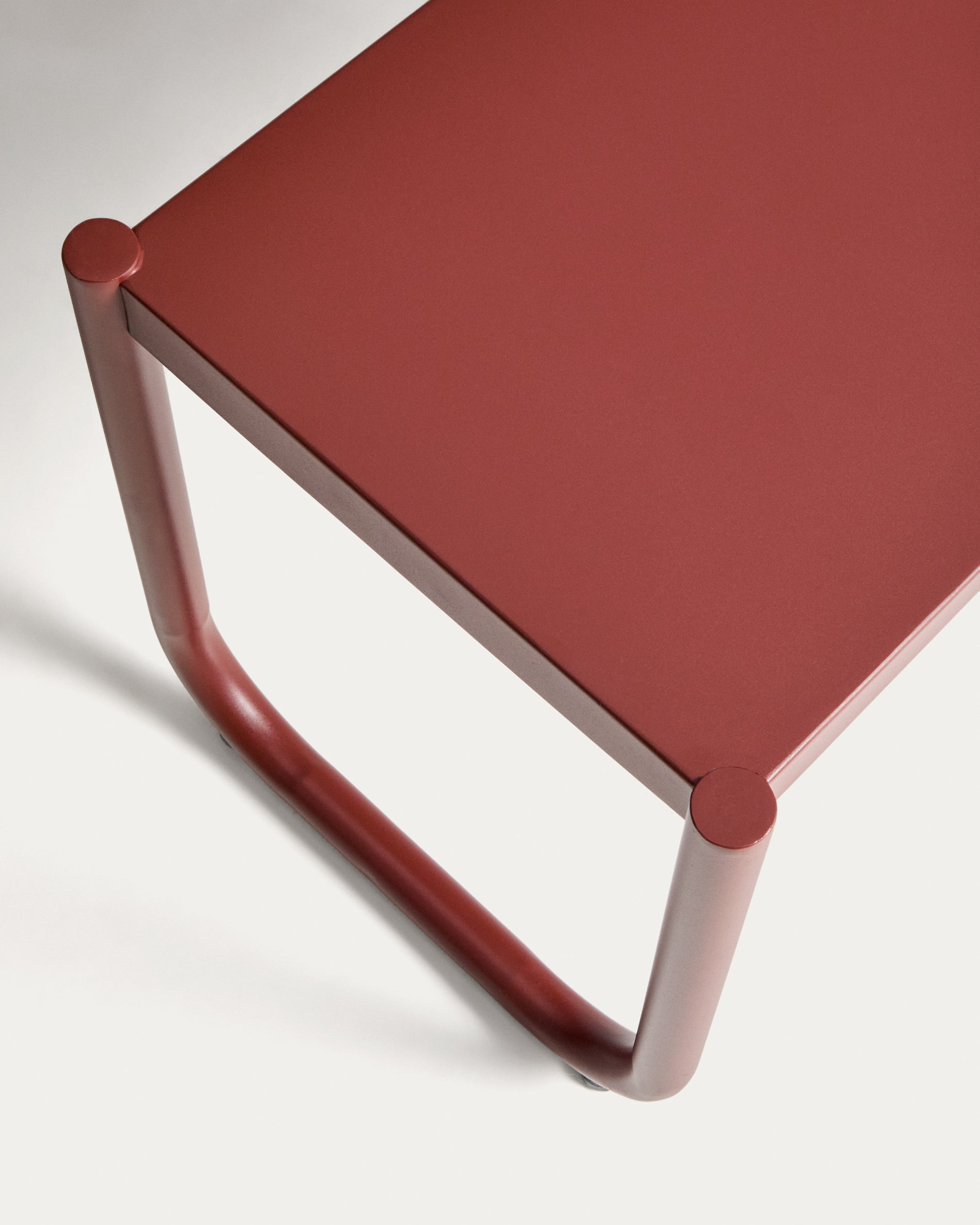 Sotil Set aus 2 Bänken und Tisch aus verzinktem Stahl mit granatfarbenem Finish 183 x 83 cm in  präsentiert im Onlineshop von KAQTU Design AG. Gartentischset ist von Kave Home