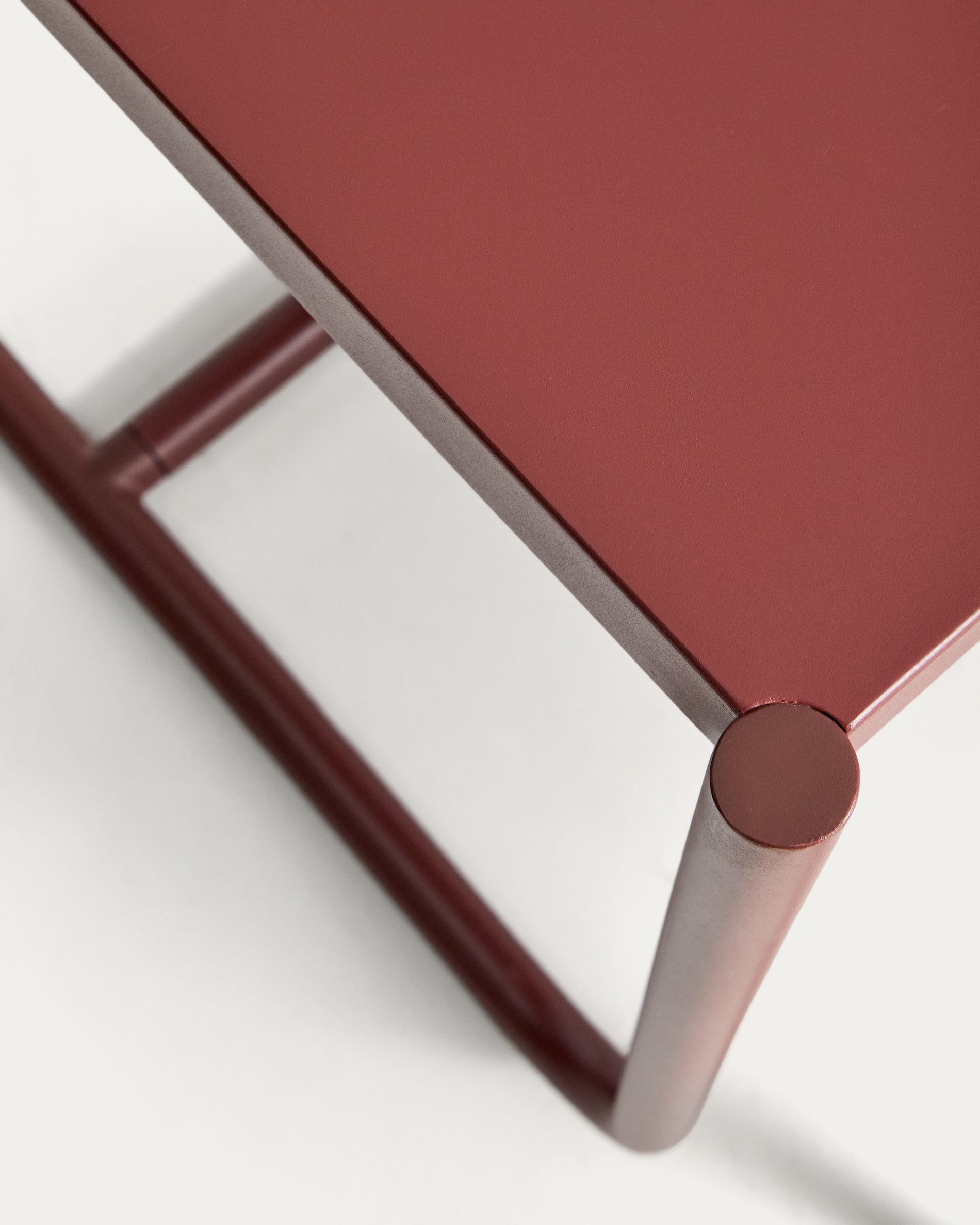 Sotil Set aus 2 Bänken und Tisch aus verzinktem Stahl mit granatfarbenem Finish 183 x 83 cm in  präsentiert im Onlineshop von KAQTU Design AG. Gartentischset ist von Kave Home