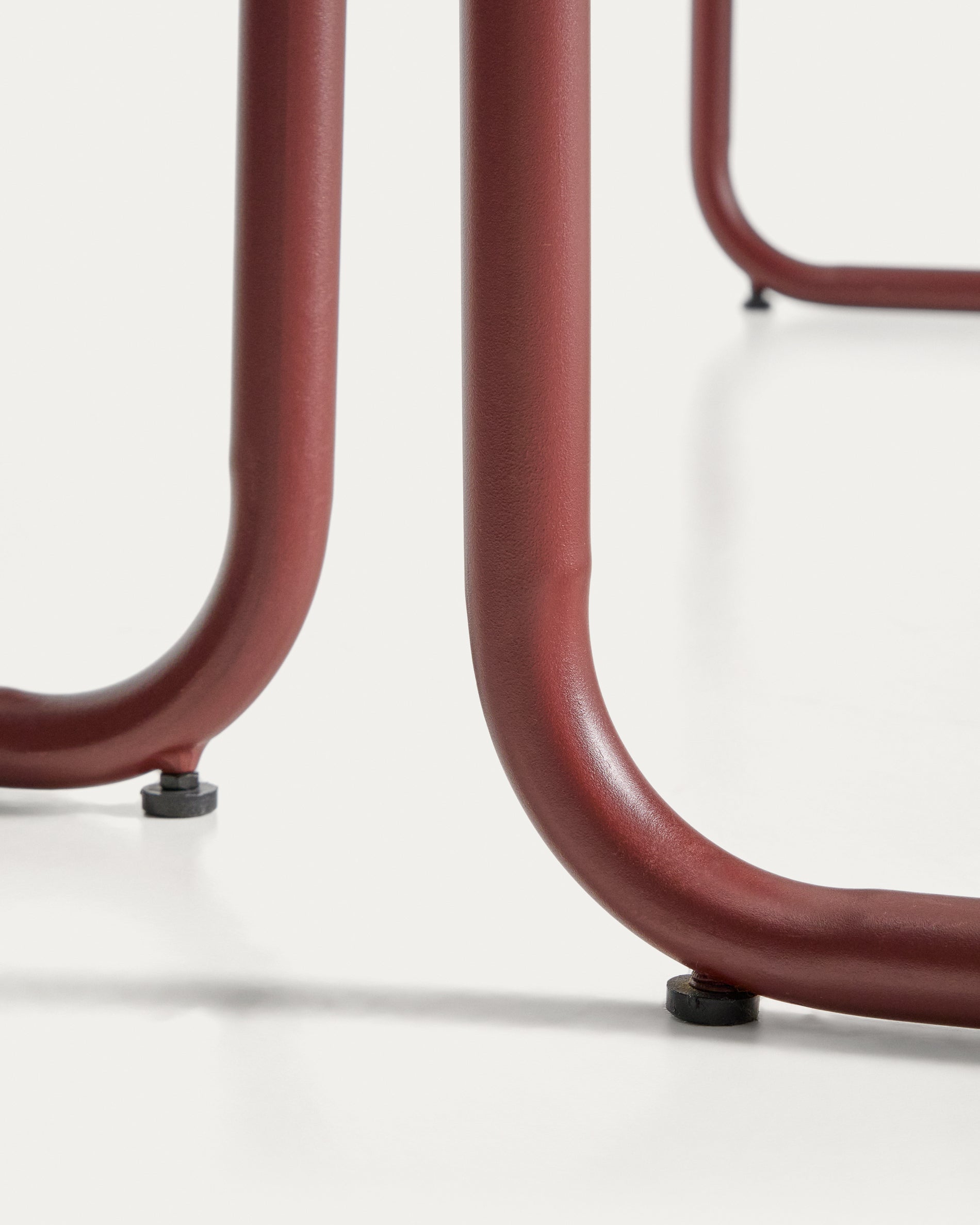 Sotil Set aus 2 Bänken und Tisch aus verzinktem Stahl mit granatfarbenem Finish 183 x 83 cm in  präsentiert im Onlineshop von KAQTU Design AG. Gartentischset ist von Kave Home