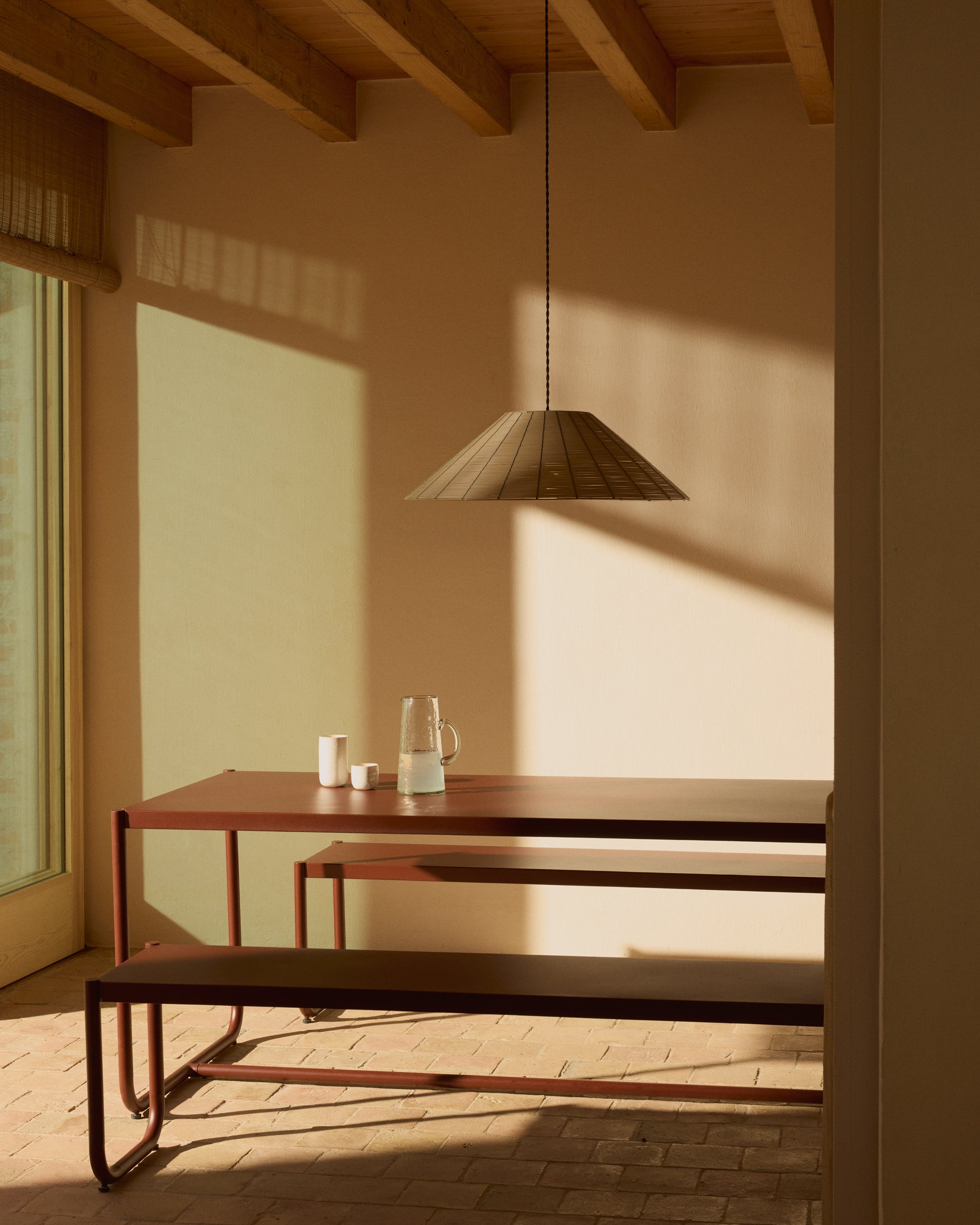 Sotil Set aus 2 Bänken und Tisch aus verzinktem Stahl mit granatfarbenem Finish 183 x 83 cm in  präsentiert im Onlineshop von KAQTU Design AG. Gartentischset ist von Kave Home