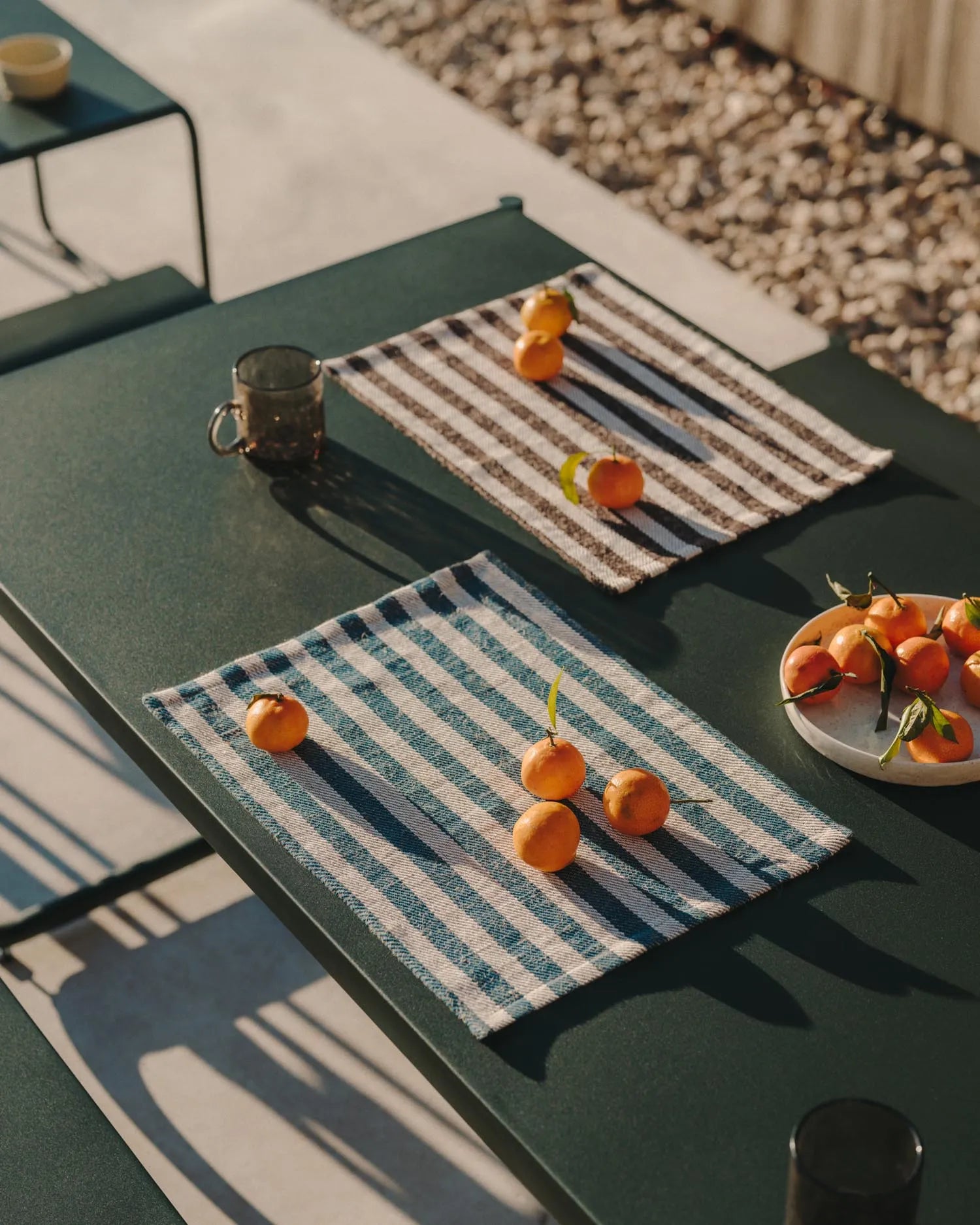Sotil Set: Tisch und 2 Bänke aus grünem verzinktem Stahl, 183x83 cm, langlebig und elegant, perfekt für Außenbereiche.