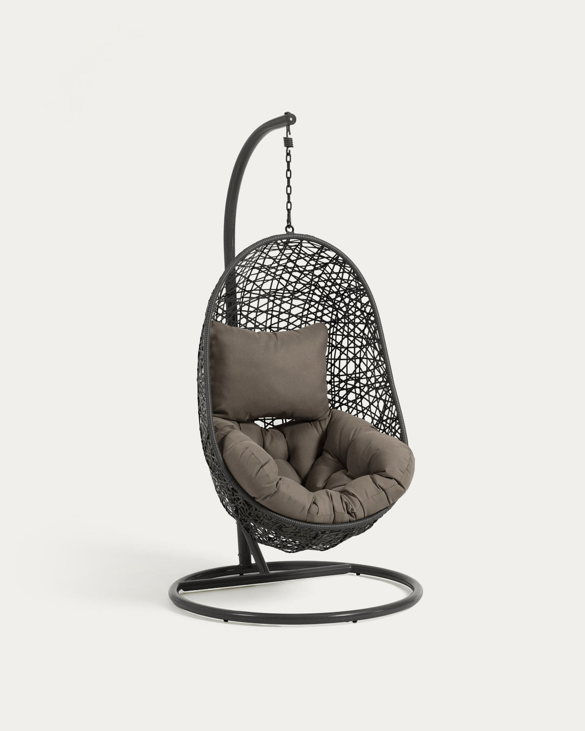 Hängesessel Florina in Dunkelgrau mit Standfuss in Dunkelgrau in Grau präsentiert im Onlineshop von KAQTU Design AG. Hängestuhl ist von Kave Home