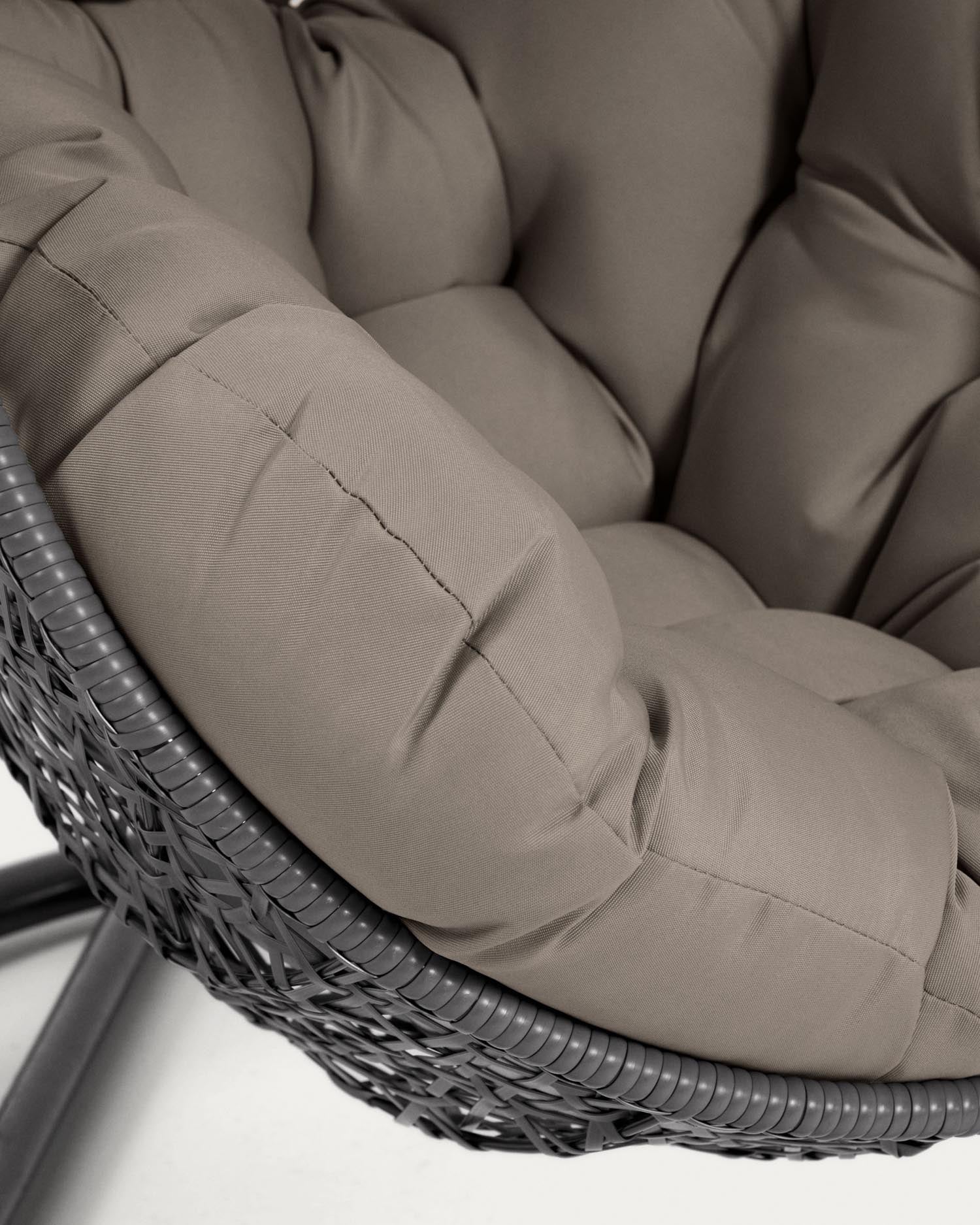 Eleganter Hängesessel Florina in Dunkelgrau mit stabilem Standfuß, perfekt für modernes Wohnen und entspannte Momente.