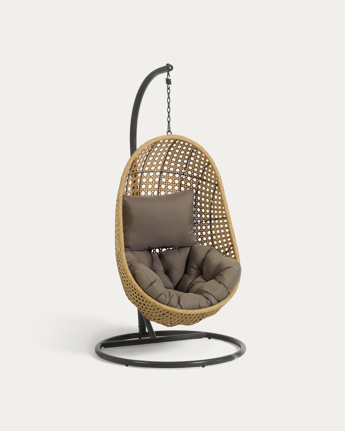 Poltroncina sospesa Cira con finitura naturale e base grigio scuro