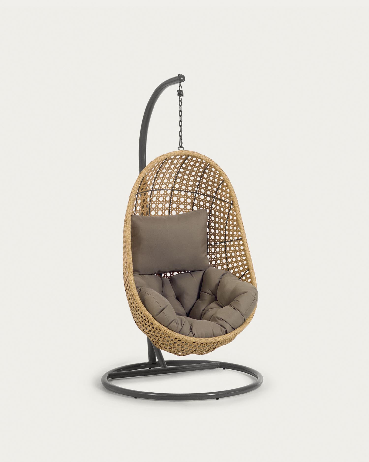 Eleganter Hängesessel Cira von Kave Home: Komfort, Poly-Rattan, wetterfest, mit Standfuss, ideal für drinnen & draussen.
