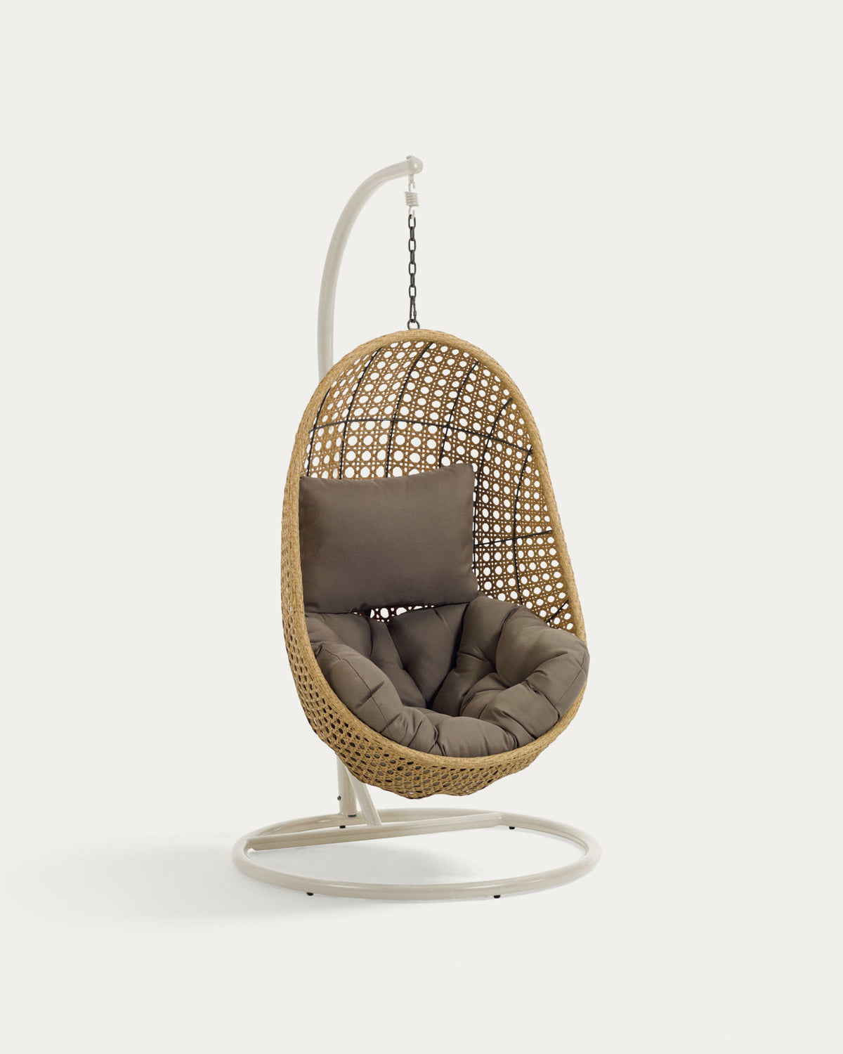 Hängesessel Cira mit natürlichem Finish mit Standfuss in Hellgrau in Grau präsentiert im Onlineshop von KAQTU Design AG. Hängestuhl ist von Kave Home