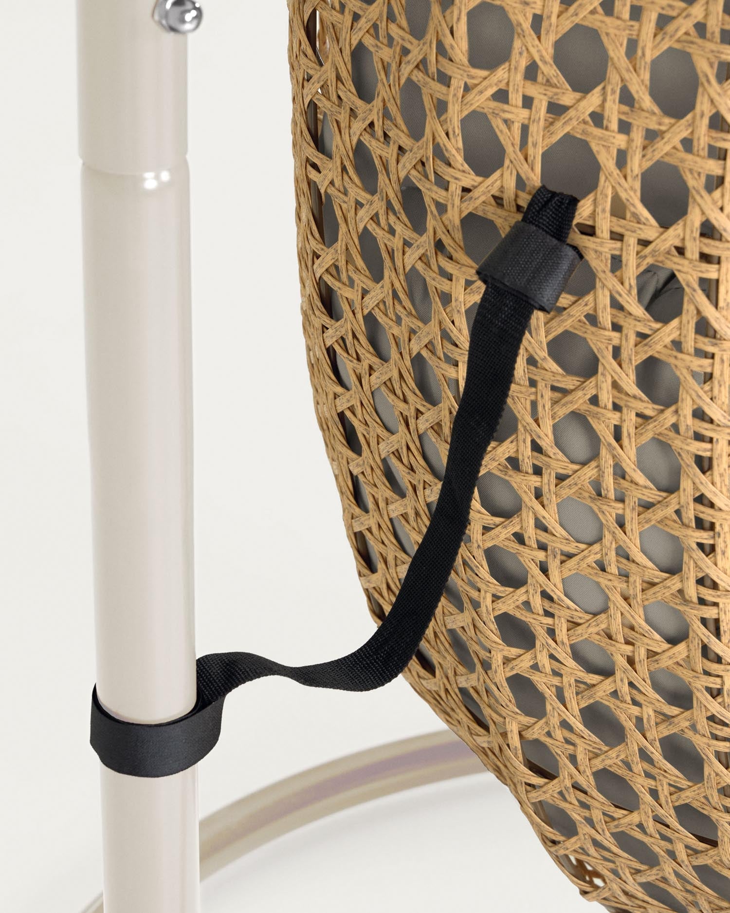 Eleganter Hängesessel Cira mit Standfuß, hellgrau, natürliches Design, perfekt für komfortable und stilvolle Entspannung.