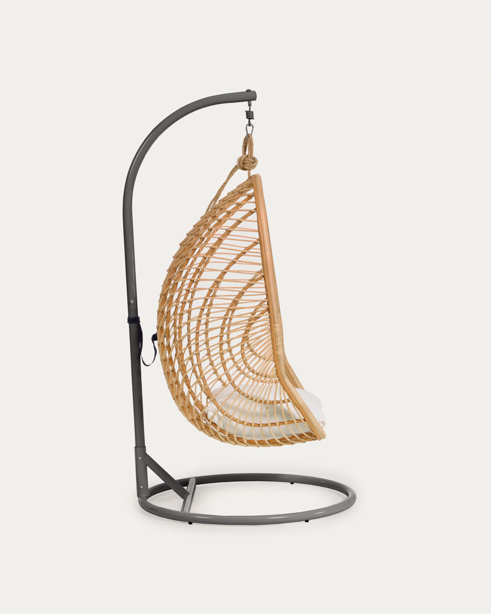 Eleganter Rattan-Hängesessel mit grauem Standfuss, ideal für stilvolle Entspannung in jedem Raum.