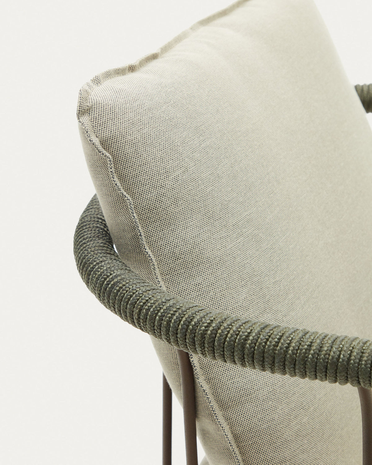Salguer stapelbarer Hocker aus Seil und Stahl mit Finish in Braun 66 cm in Braun, Beige, Grün präsentiert im Onlineshop von KAQTU Design AG. Outdoor-Barstuhl mit Armlehne ist von Kave Home