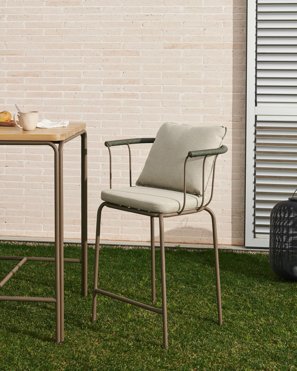 Salguer stapelbarer Hocker aus Seil und Stahl mit Finish in Braun 66 cm in Braun, Beige, Grün präsentiert im Onlineshop von KAQTU Design AG. Hocker Outdoor ist von Kave Home