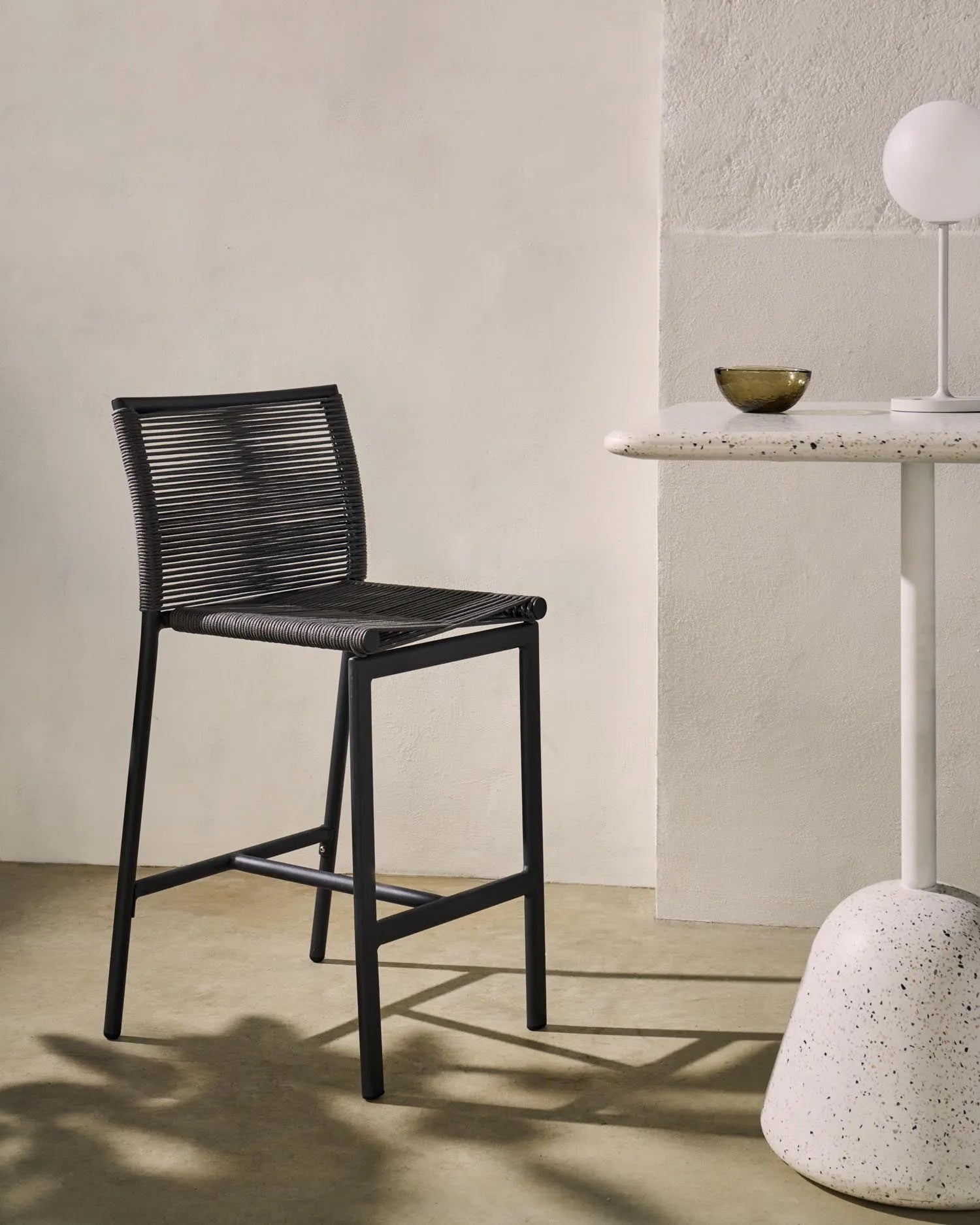Eleganter Outdoor-Hocker mit robustem Aluminiumrahmen und Seilgeflecht, perfekt für moderne Außenbereiche, Höhe 65 cm.