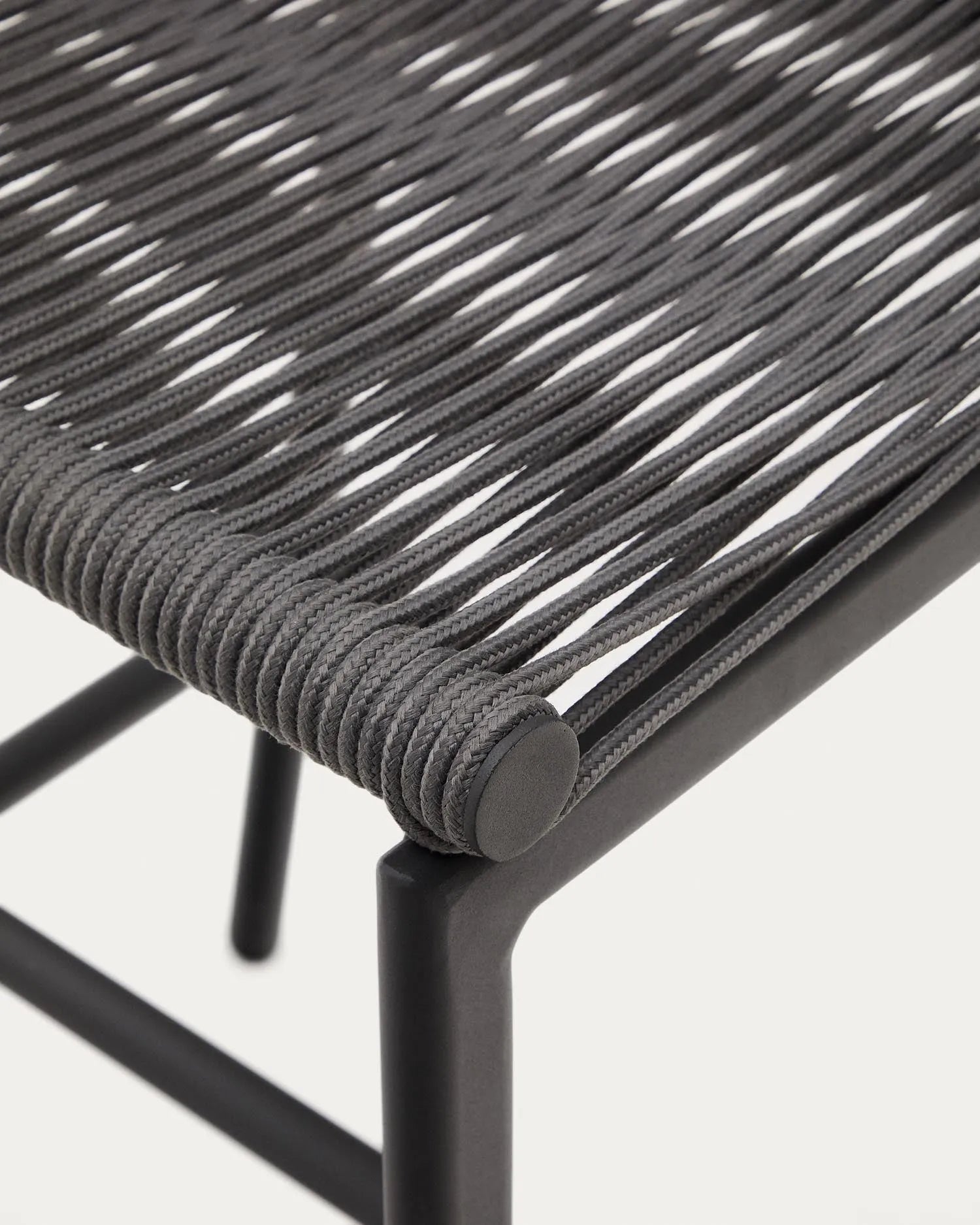 Eleganter Outdoor-Hocker aus grauem Aluminium und wetterfestem Seil, ideal für stilvolle Entspannung im Freien.