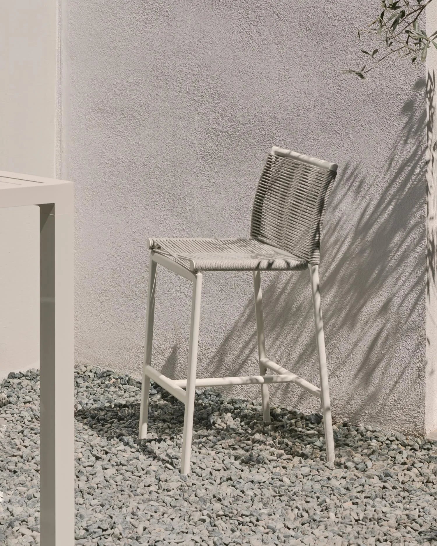 Moderner Culip Outdoor-Hocker, 65 cm, aus Seil und weißem Aluminium, ideal für stilvolle Außenbereiche.