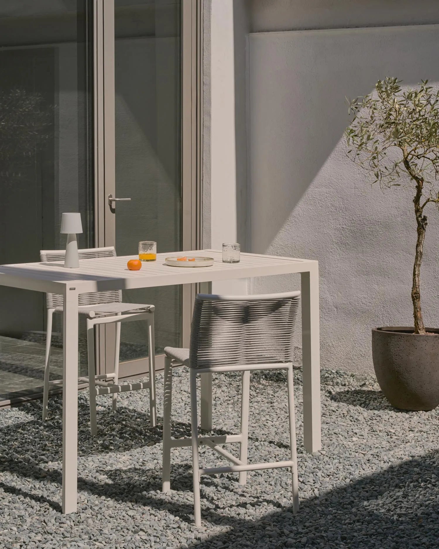 Eleganter Culip Outdoor-Hocker, 65 cm, aus robustem Seil und weißem Aluminium, perfekt für moderne Außenbereiche.