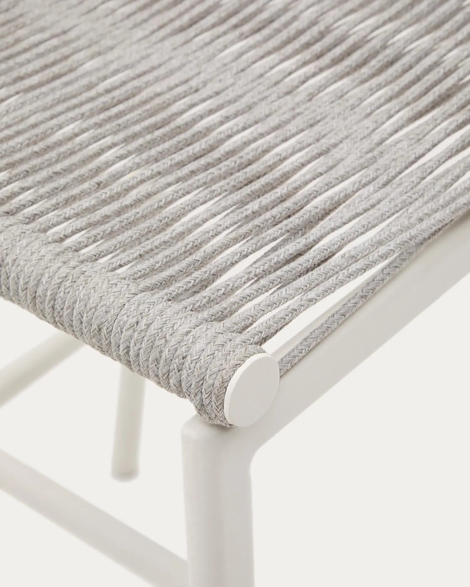 Moderner Culip Outdoor-Hocker, 65 cm, gefertigt aus langlebigem Seil und weißem Aluminium, ideal für stilvolle Außenbereiche.