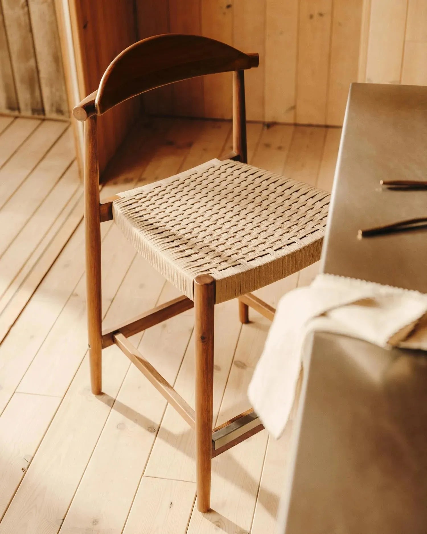 Hocker aus massivem Akazienholz mit nussbaumfarbenem Finish, beige Seil-Details, 62 cm hoch, FSC-zertifiziert, von Kave Home.