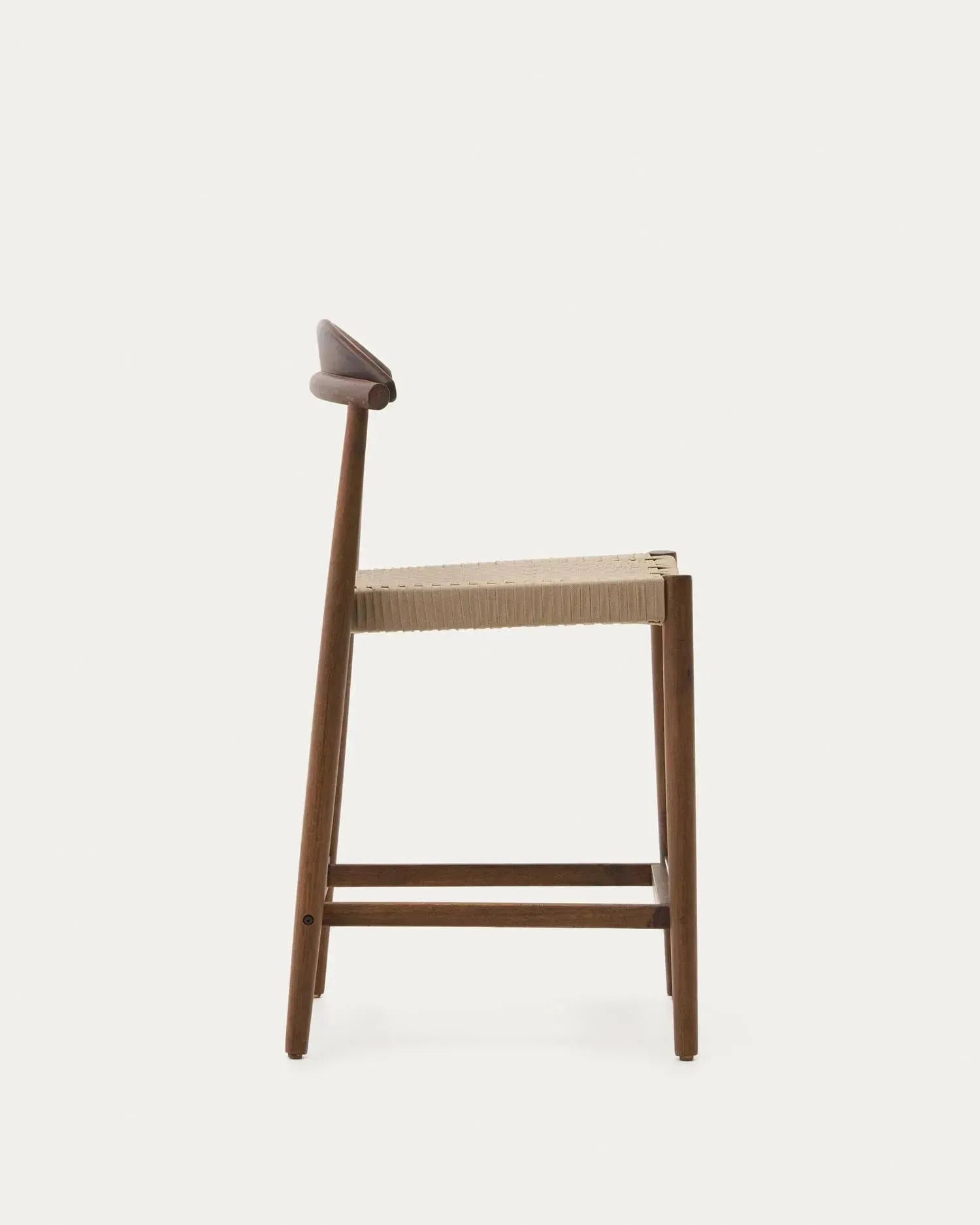 Eleganter Hocker aus massivem Akazienholz mit nussbaumfarbenem Finish, beige Seil-Details, 62 cm hoch, FSC-zertifiziert, von Kave Home.