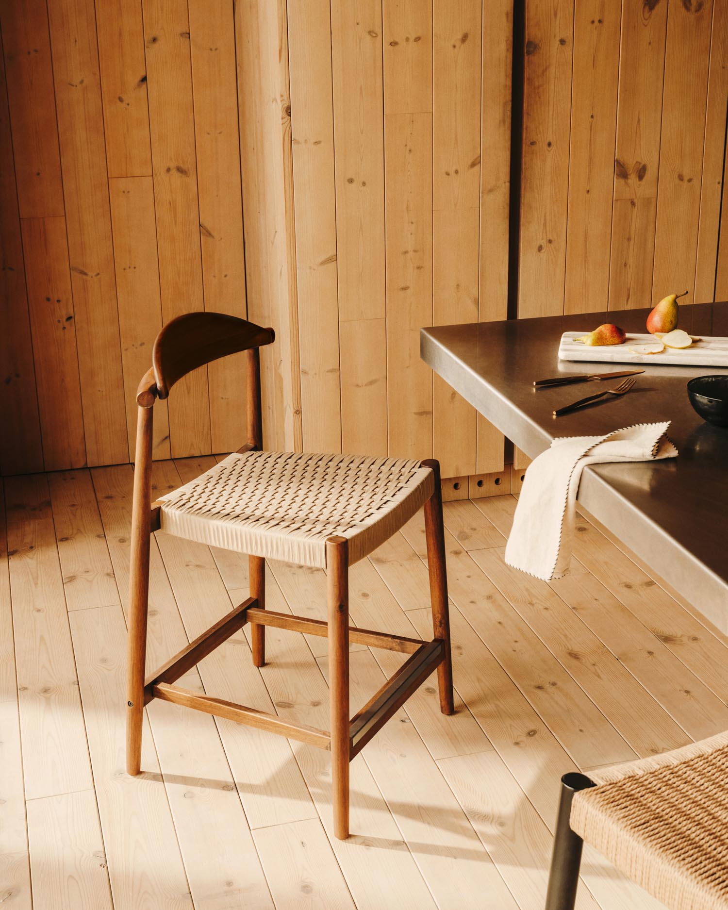 Massiver Akazienholz-Hocker mit nussbaumfarbenem Finish, beige Seilakzente, 62 cm hoch, FSC-zertifiziert, von Kave Home.