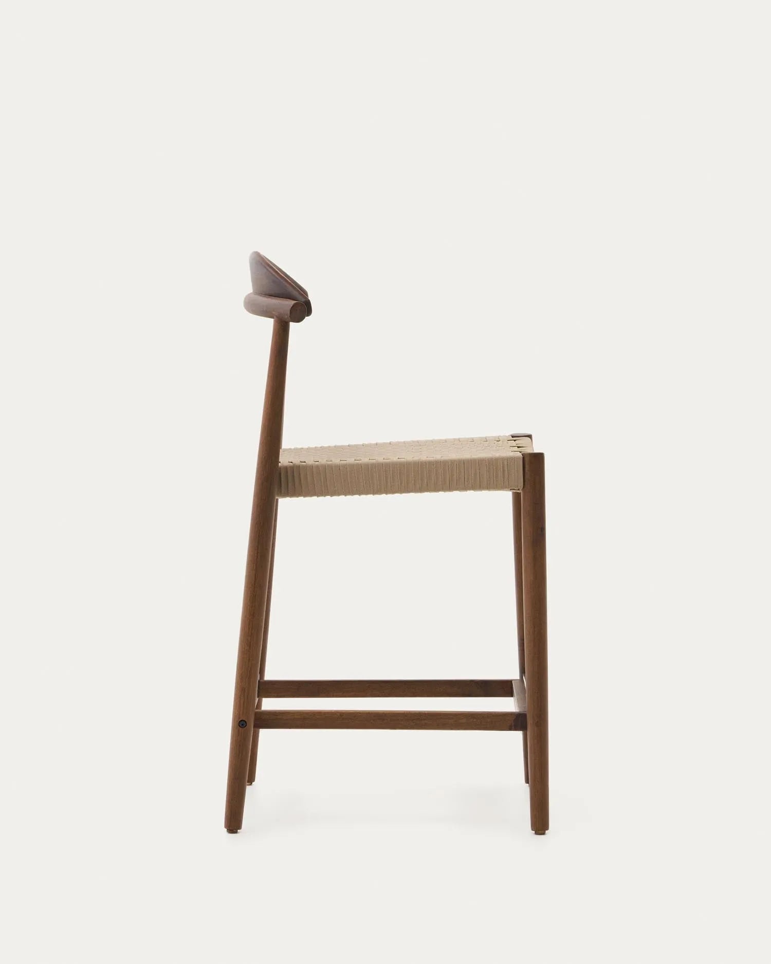 Hocker aus massivem Akazienholz mit nussbaumfarbenem Finish, beige Seil-Details, 62 cm hoch, FSC-zertifiziert, von Kave Home.