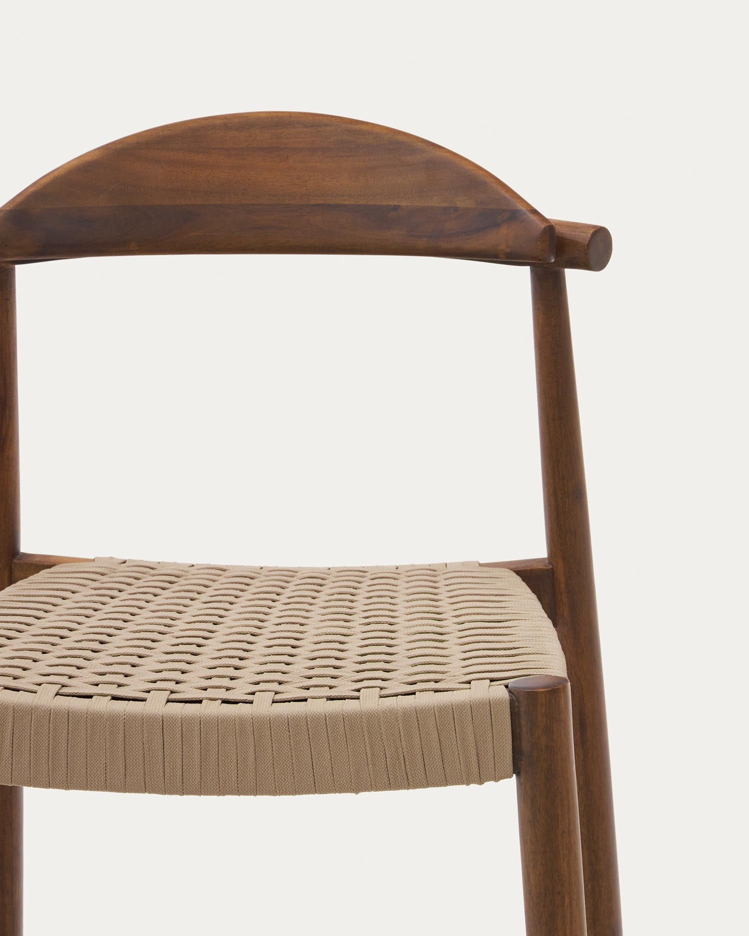 Massiver Akazienholz-Hocker mit nussbaumfarbenem Finish, beige Seilakzente, 62 cm hoch, FSC-zertifiziert, von Kave Home.