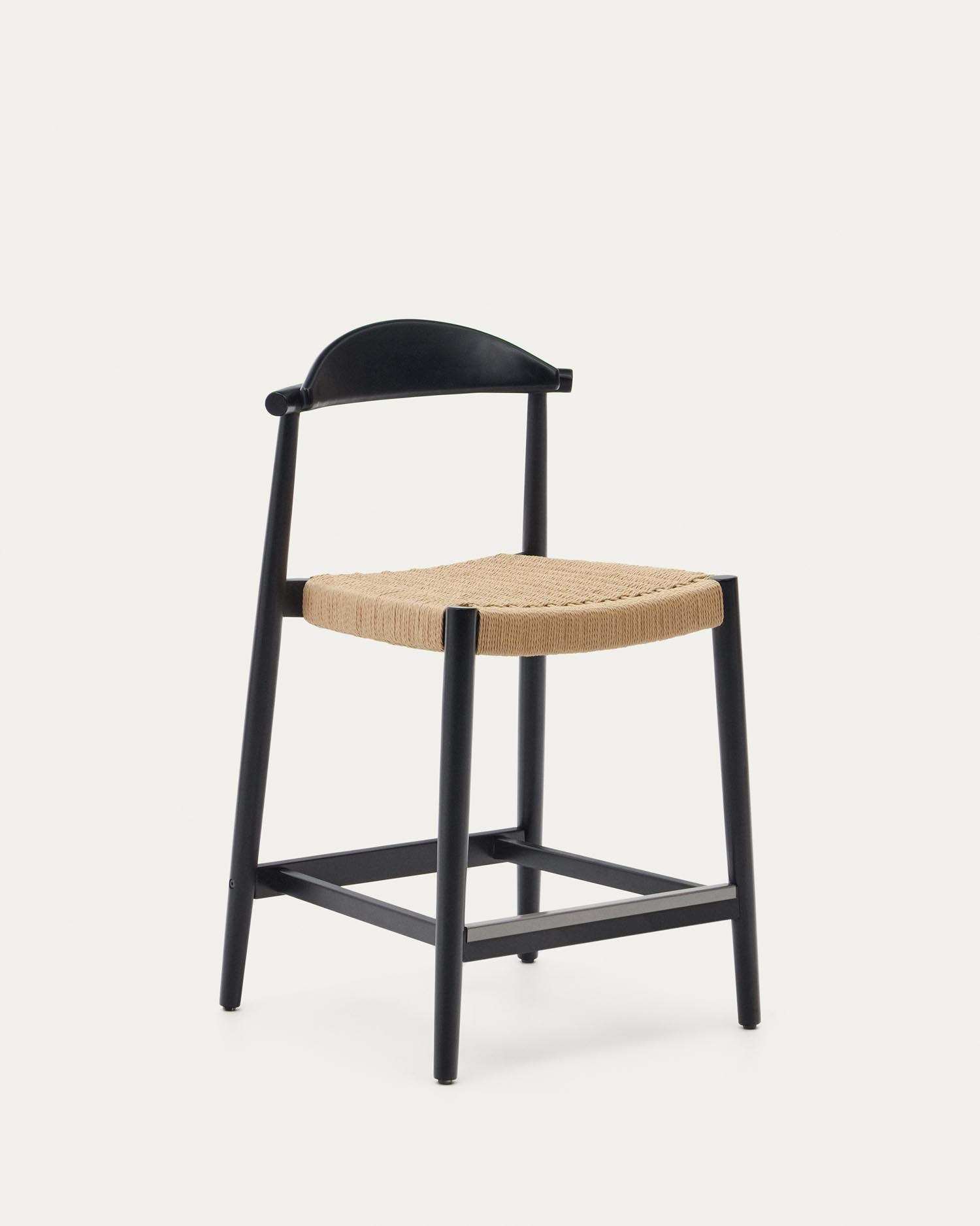 Eleganter Nina Hocker aus massivem Akazienholz mit schwarzem Finish und beigem Seil, 62 cm hoch, FSC-zertifiziert, von Kave Home.