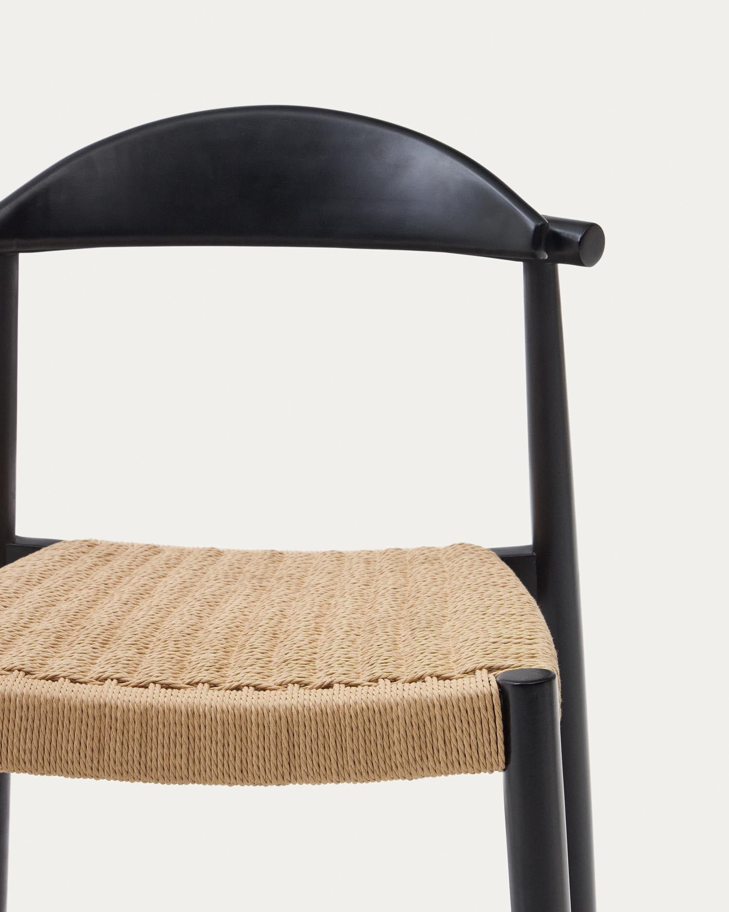 Hocker aus FSC-zertifiziertem Akazienholz, schwarzes Finish, beige Seil, 62 cm hoch, ideal für modernes und umweltbewusstes Wohnen.