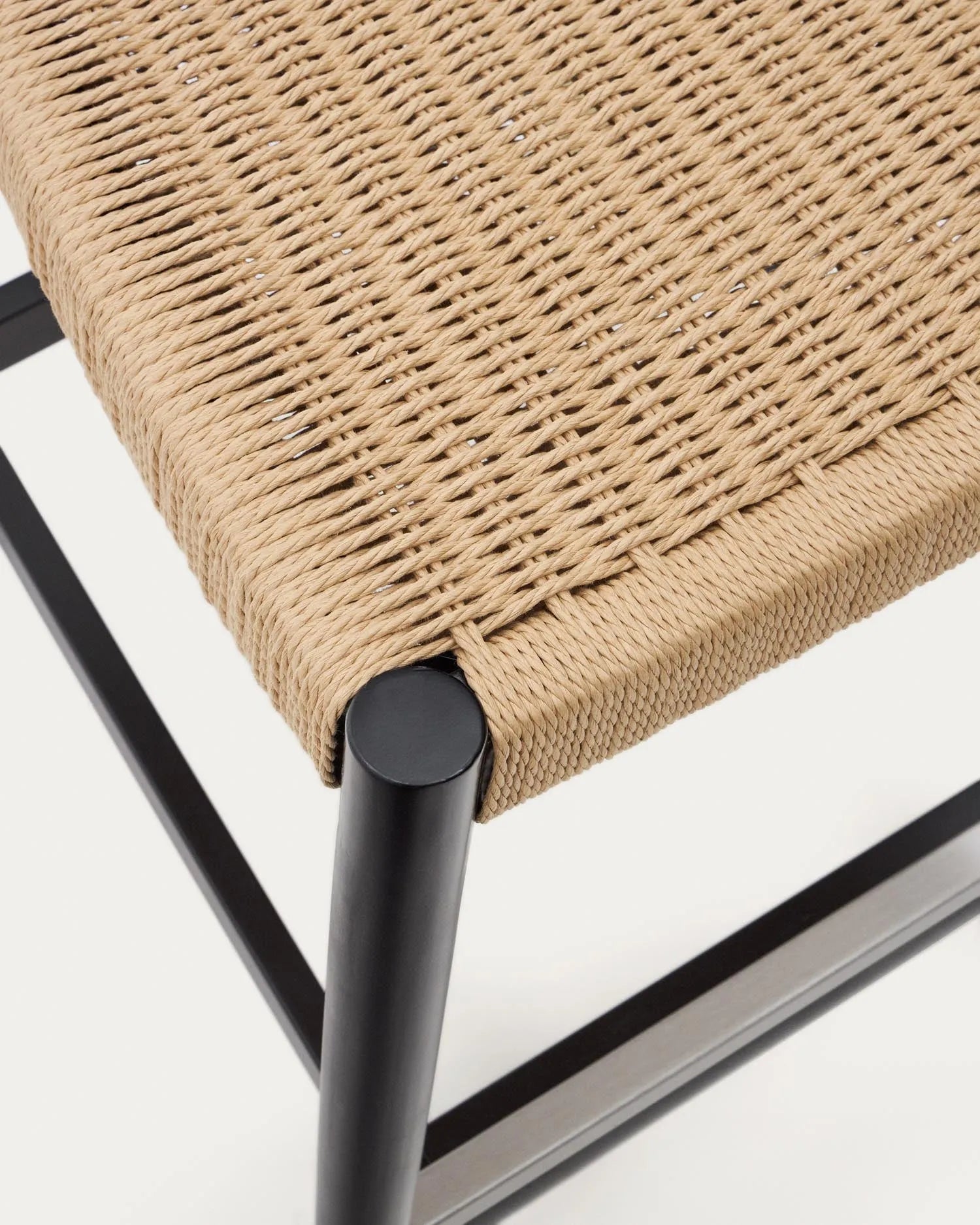 Eleganter Hocker aus FSC-zertifiziertem Akazienholz mit schwarzem Finish und beigem Seil, 62 cm hoch, ideal für stilvolles Wohnen.