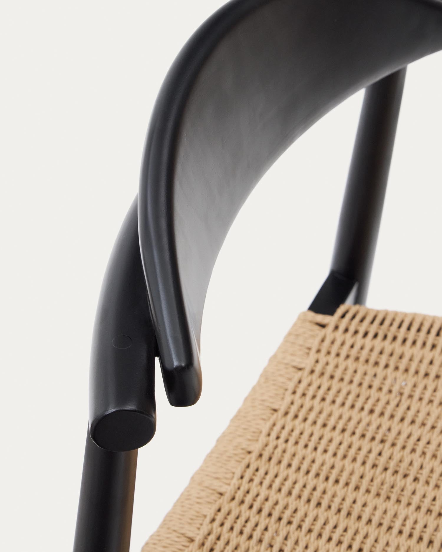 Hocker aus FSC-zertifiziertem Akazienholz, schwarzes Finish, beiges Seil, 62 cm hoch, stilvoll und nachhaltig für Ihr Zuhause.
