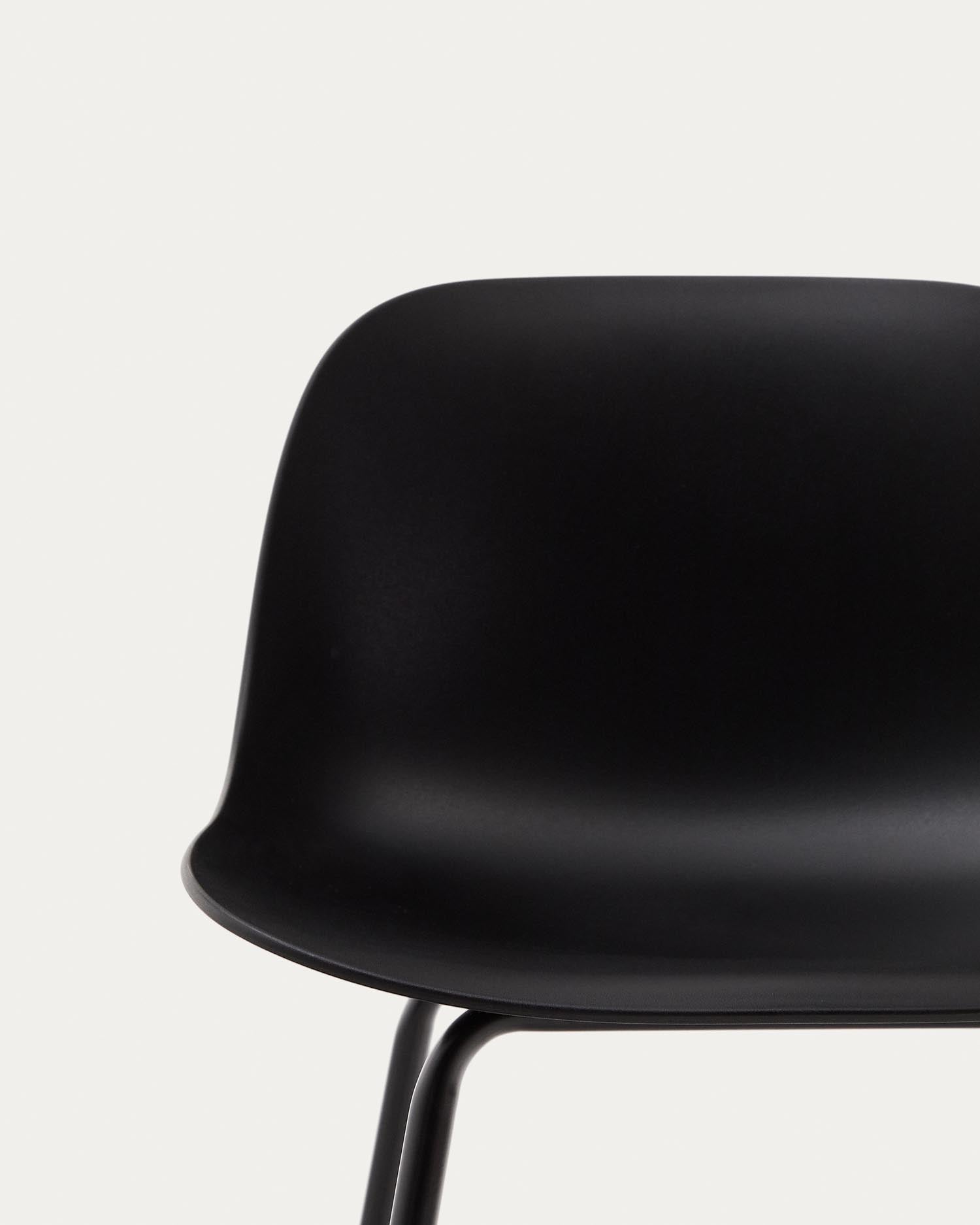 Moderner Hocker Altea in Schwarz, 75 cm hoch, mit stabilen, schwarz lackierten Stahlbeinen, perfekt für stilvolle Einrichtungen.